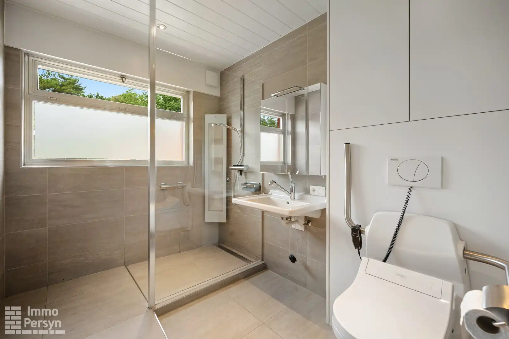 Vrijstaande bungalow met bijgebouw op een riant perceel foto 13