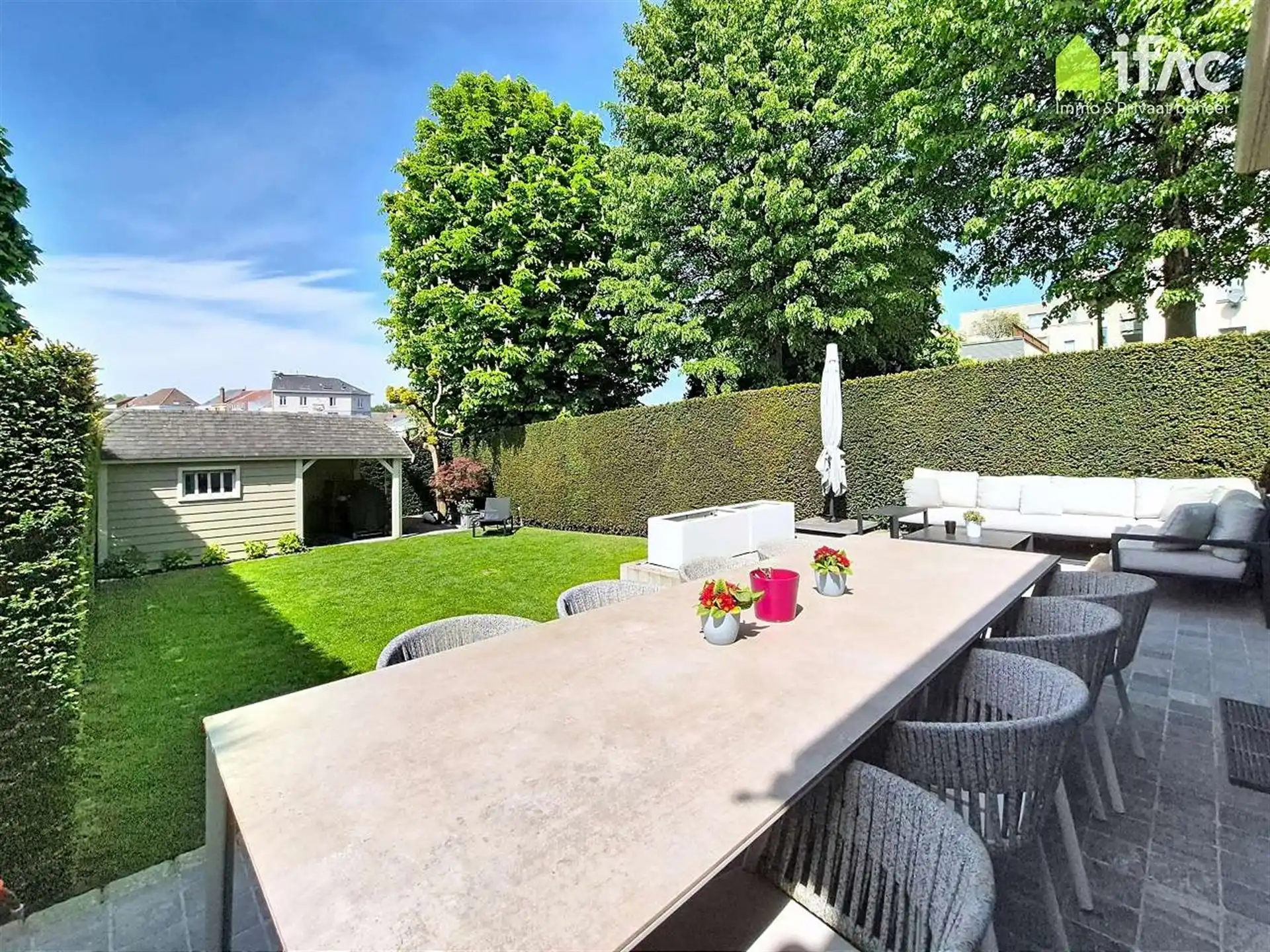 Luxe gerenoveerde 3-gevel met 2 parkings en tuin foto 11