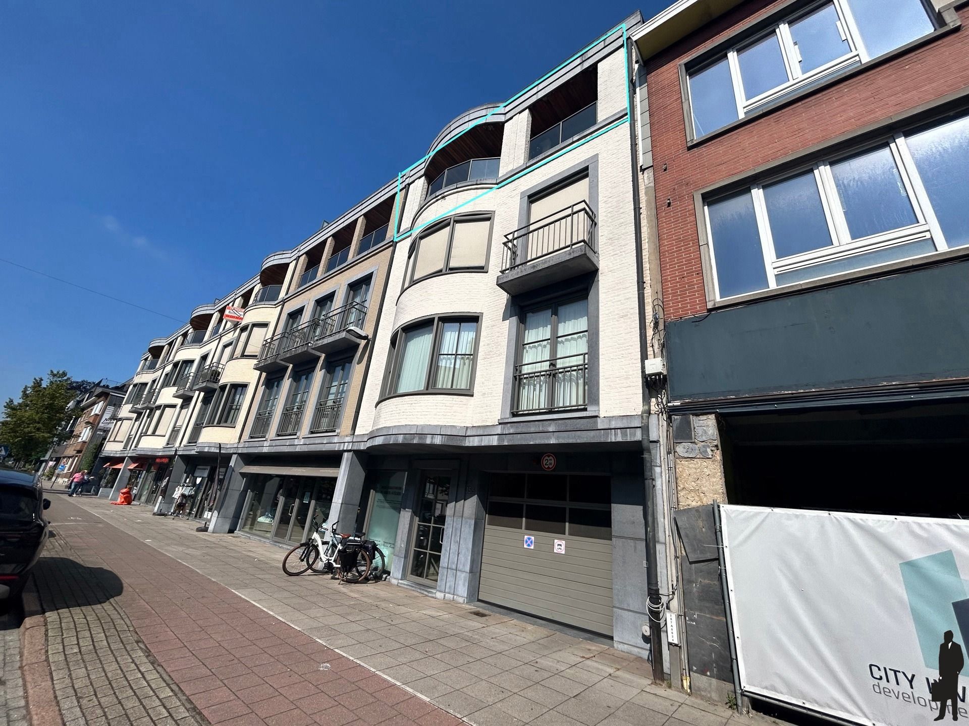 In 't centrum van Brasschaat op de derde verdieping, een instapklaar appartement van 114 m² met 2 parkingplaatsen. foto 2