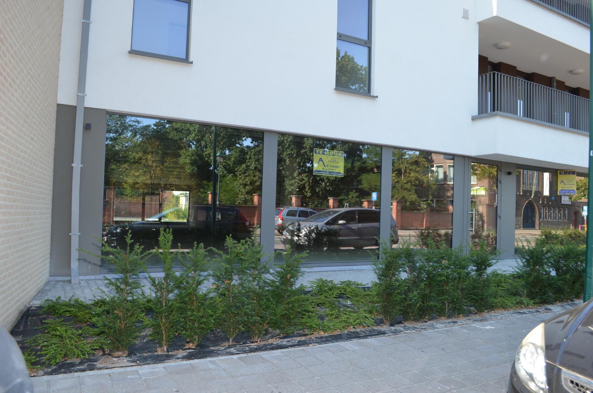 Nieuwbouw handels- of kantoorruimte van +/- 285 m² op 50 meter van het centrum. foto {{pictureIndex}}