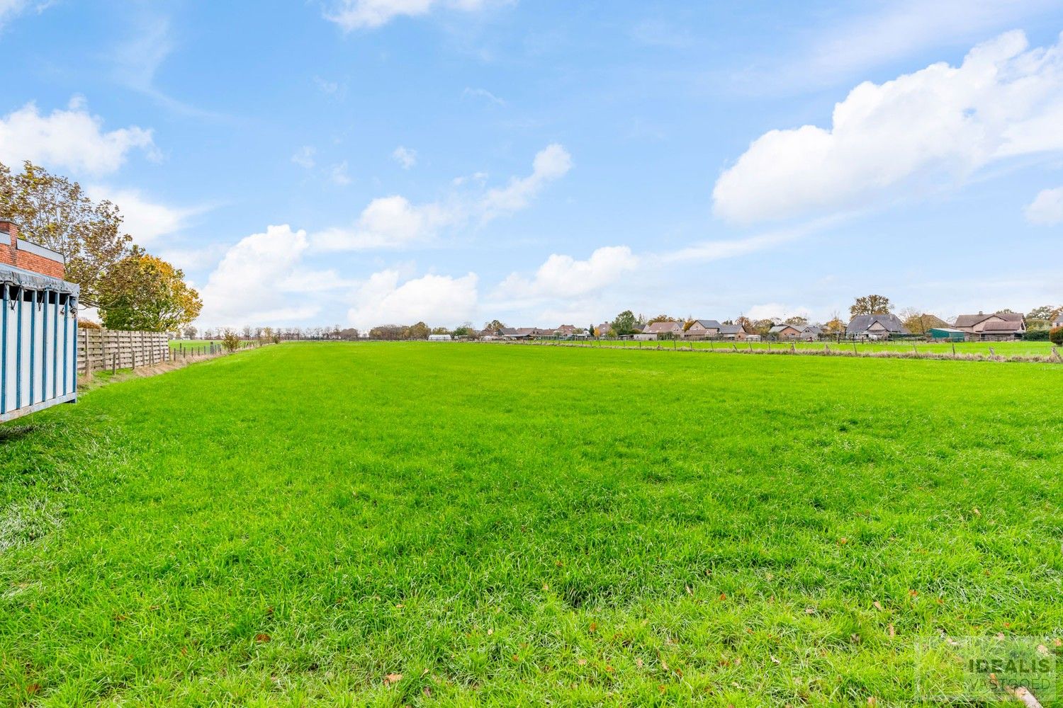 Prachtig perceel bouwgrond voor halfopen bebouwing met een totale oppervlakte van 6a 50ca met aangrenzend een perceel landbouwgrond van 93a 50ca, in totaal maar liefst 1ha! Het betreft een landelijk gelegen kavel in het rustige Wauberg (Peer). De kavel wordt gekenmerkt door haar prachtige vergezichten aan de achterzijde van het perceel. Tevens is de grond centraal gelegen t.o.v. het centrum van Peer, Meeuwen (Oudsbergen) en Houthalen-Helchteren en kan men vlot gebruik maken van de Noord-Zuidverbinding (A24). foto 8