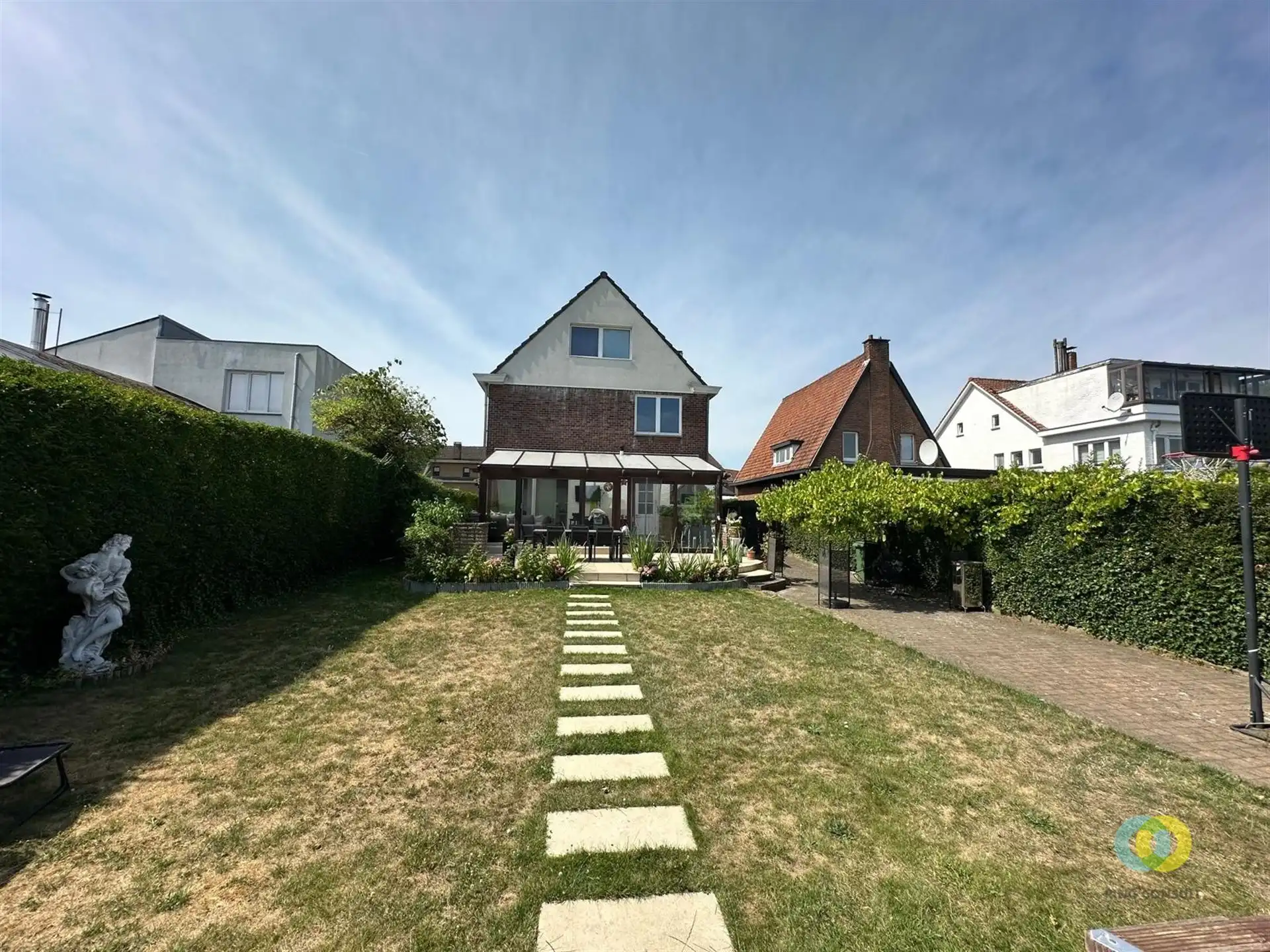 Ruime gezinsvilla met tuin en zwembad  foto 8