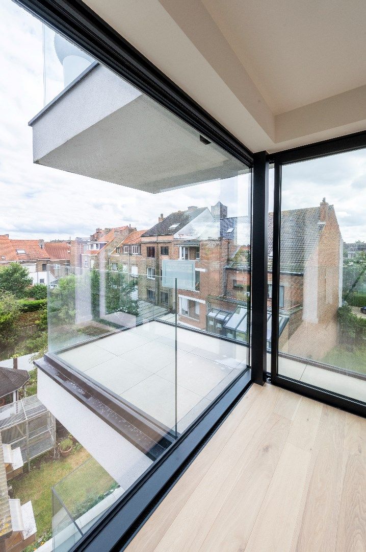 Vernieuwbouw – Luxueuze appartementen in een standingvol gebouw met glorieuze gevel op een boogscheut van het strand te Mariakerke! foto 3