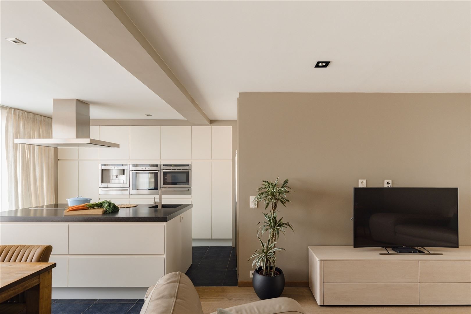 Woning met GIGANTISCHE garage/atelier/opslag en tuin foto 7