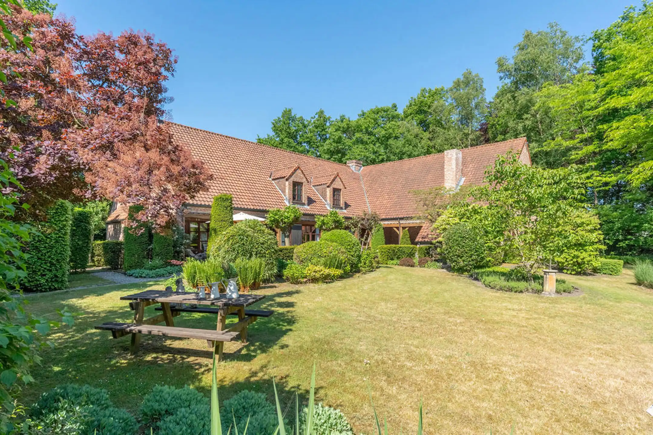 Ruime villa met 6 slpk op 2.295 m² grond met veel privacy foto {{pictureIndex}}