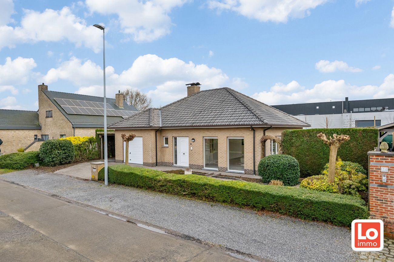 VERKOCHT! Instapklare gelijkvloerse woning met inpandige garage op een heel rustige locatie in Lochristi! foto {{pictureIndex}}