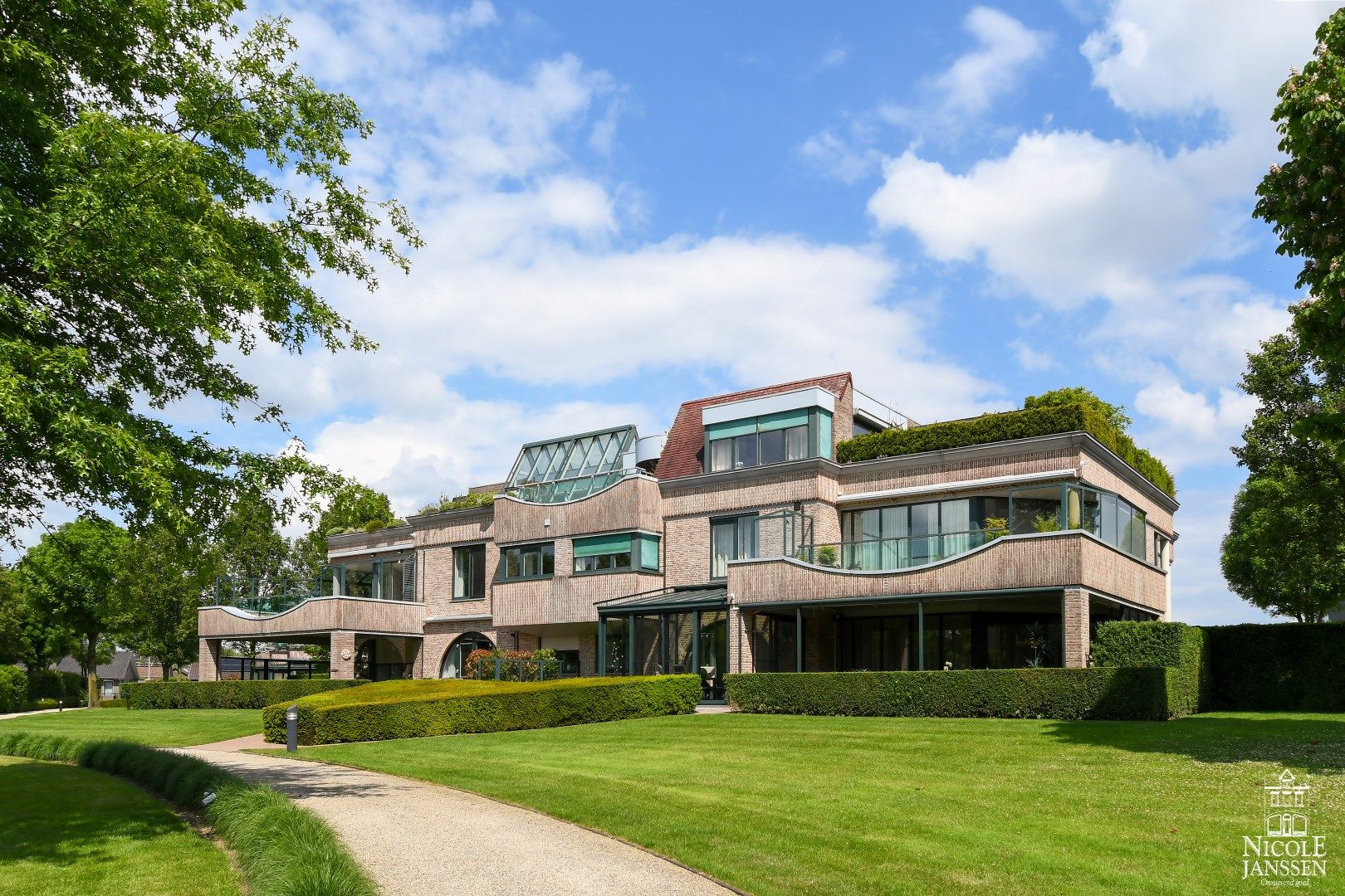 Gelijkvloers luxe appartement van ca. 271m² met royaal terras dichtbij het centrum van Maaseik.  foto 24