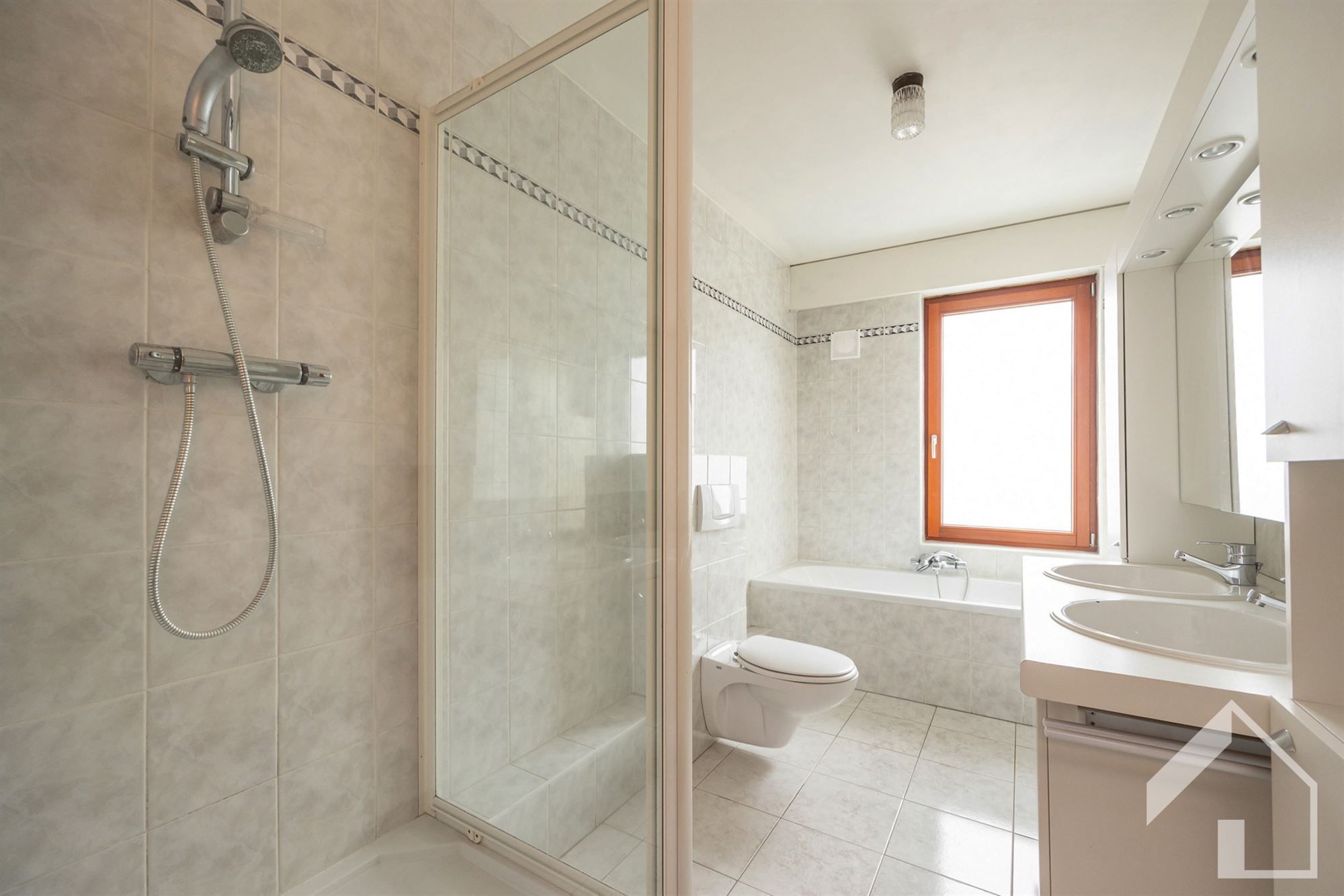 Deels te renoveren woning foto 15