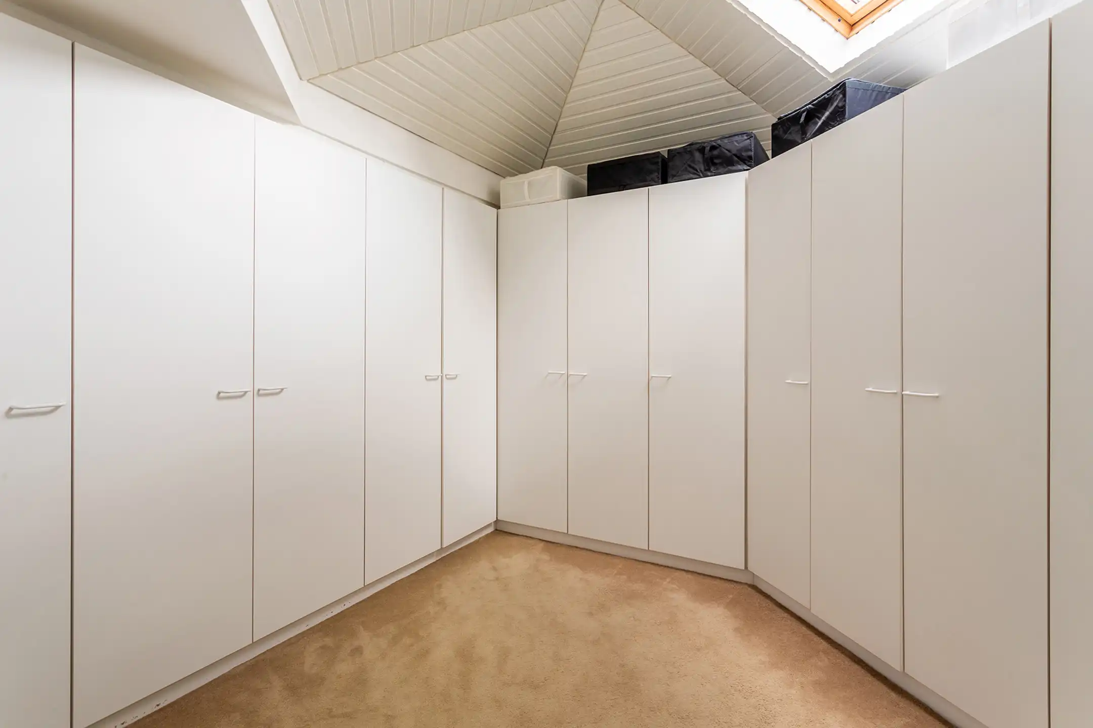 Topgelegen architectenwoning met ruim tuin en binnenzwembad. foto 35