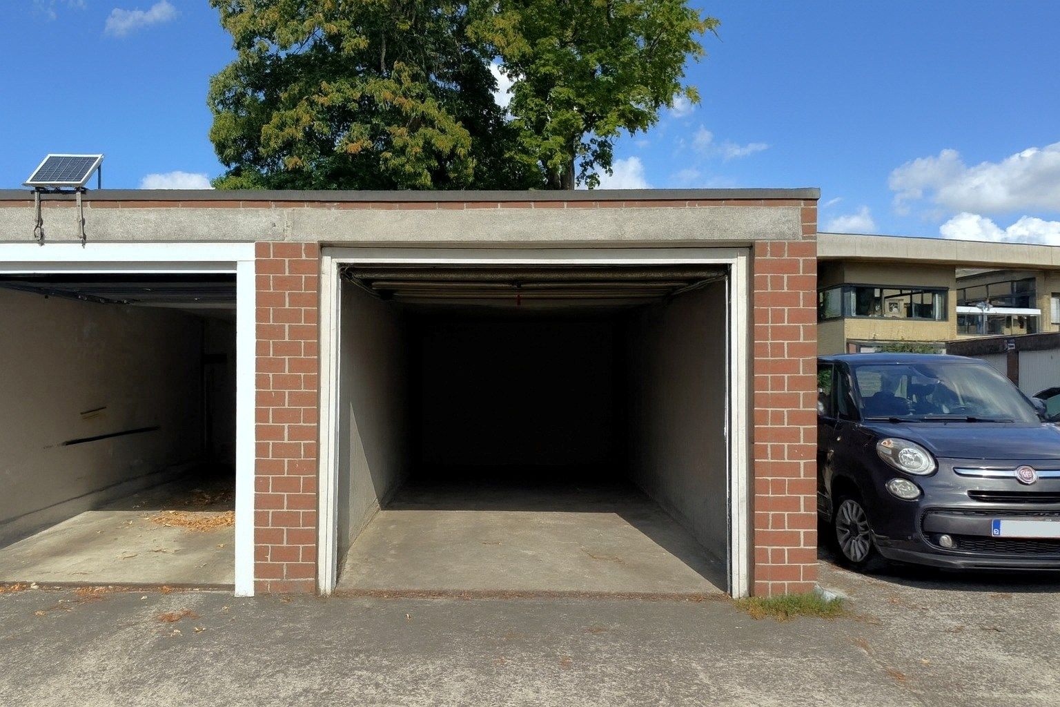 Verhuurde garagebox op uitstekende locatie in Deurne! foto {{pictureIndex}}