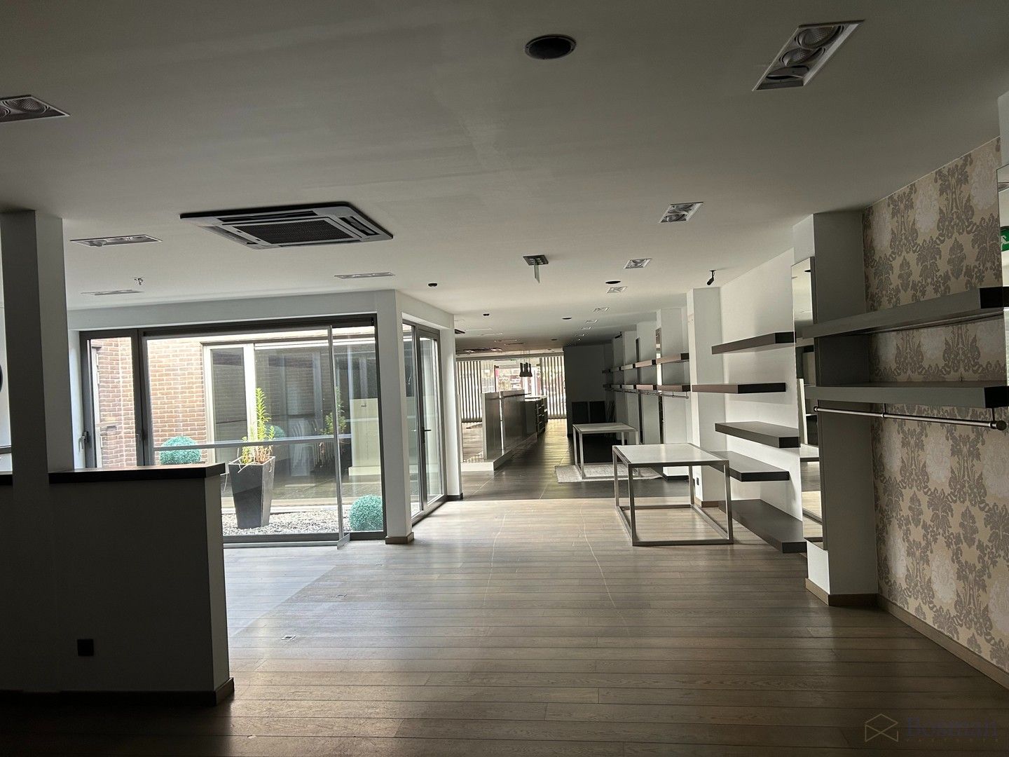 Ruim handelspand met tal van mogelijkheden in het centrum van Tessenderlo te koop foto 16
