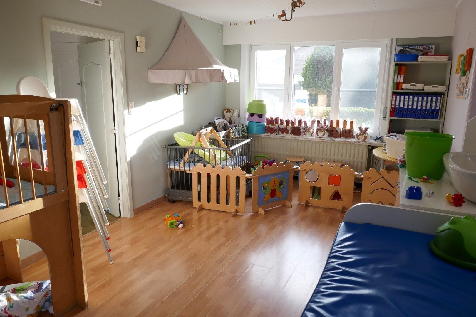 Verder te vernieuwen open bebouwing met mogelijkheid tot zes kamers, parking en tuin te Baliebrugge. foto 4