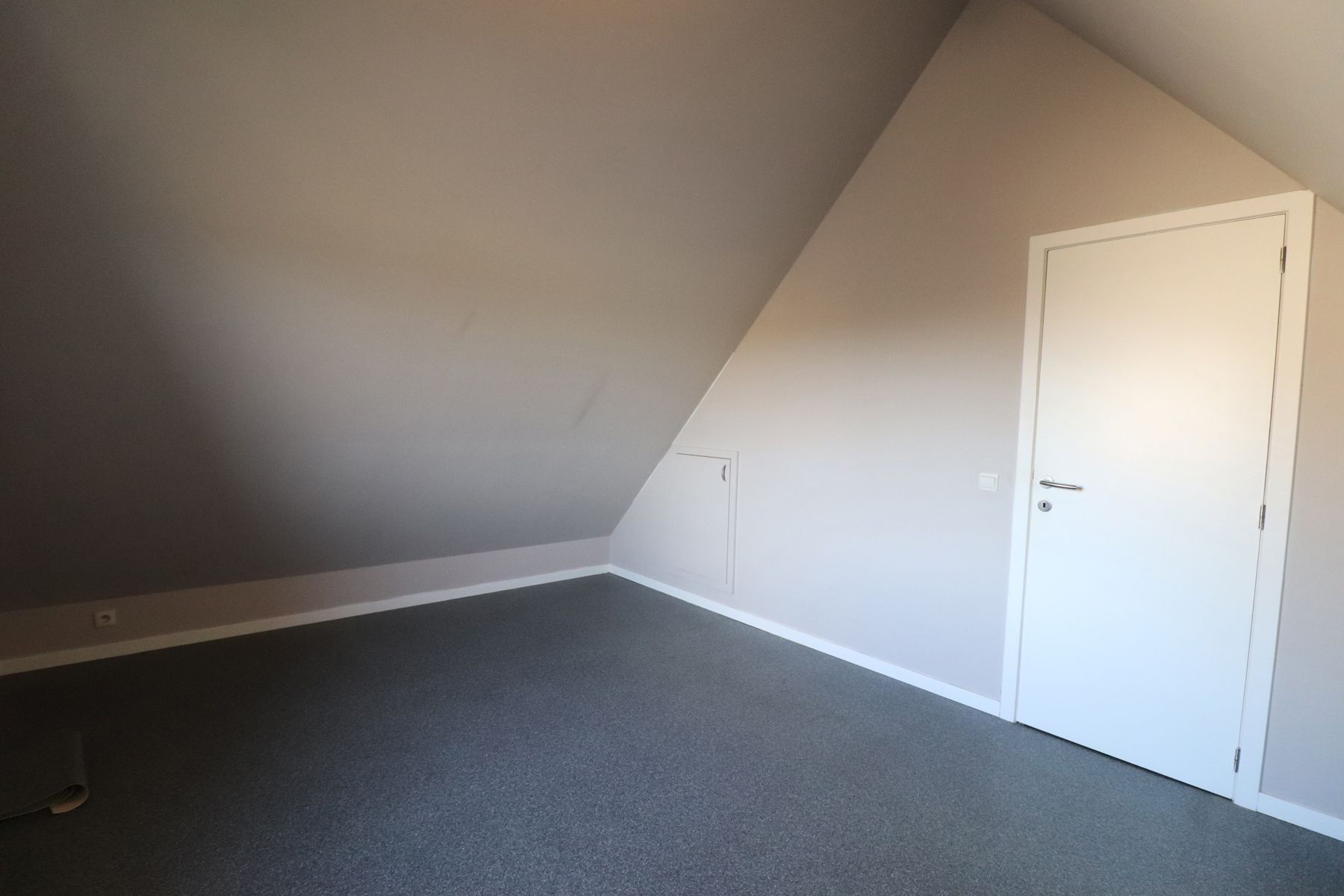 Een ruim appartement van 148m² met terras en 2 autostaanplaatsen. foto 14