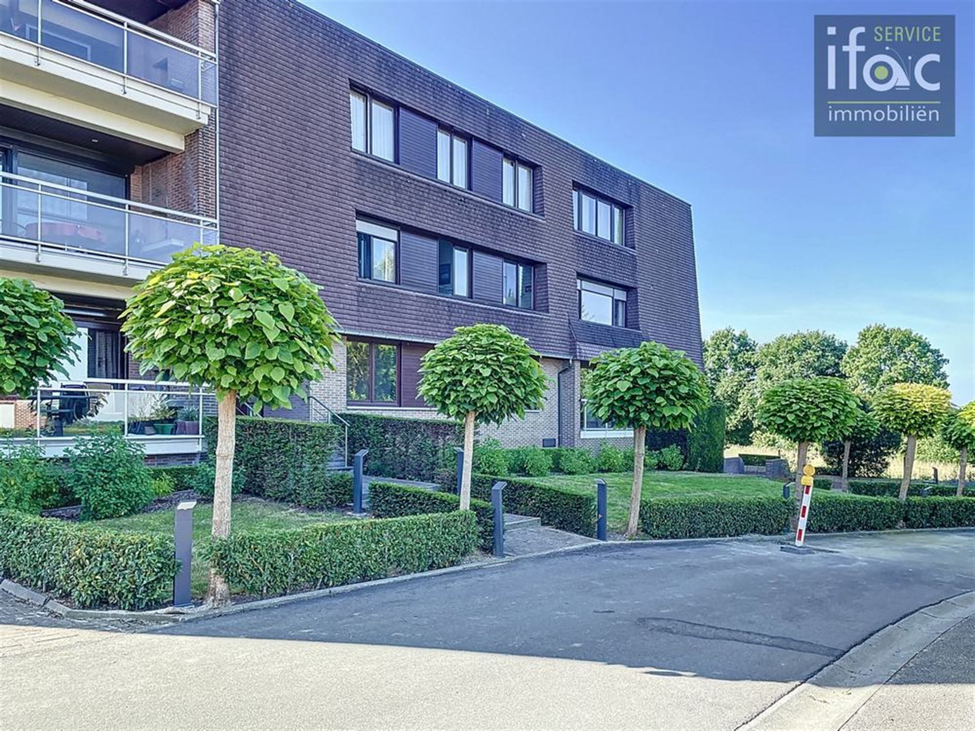 Hoofdfoto van de publicatie: Ruim en klassevol gelijkvloers-appartement met 3 slaapkamers