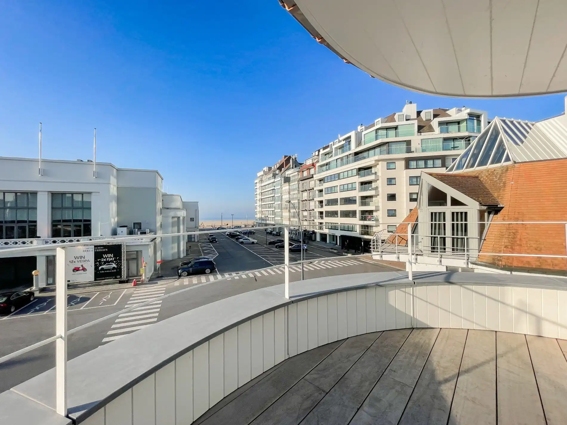 Exclusieve villa: Uitzonderlijk volledig gerenoveerde villa met frontaal zeezicht. foto 40