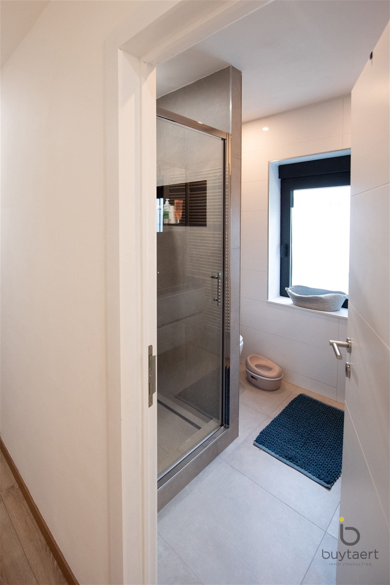 Volledig gerenoveerde woning met 4 slaapkamers. foto 28
