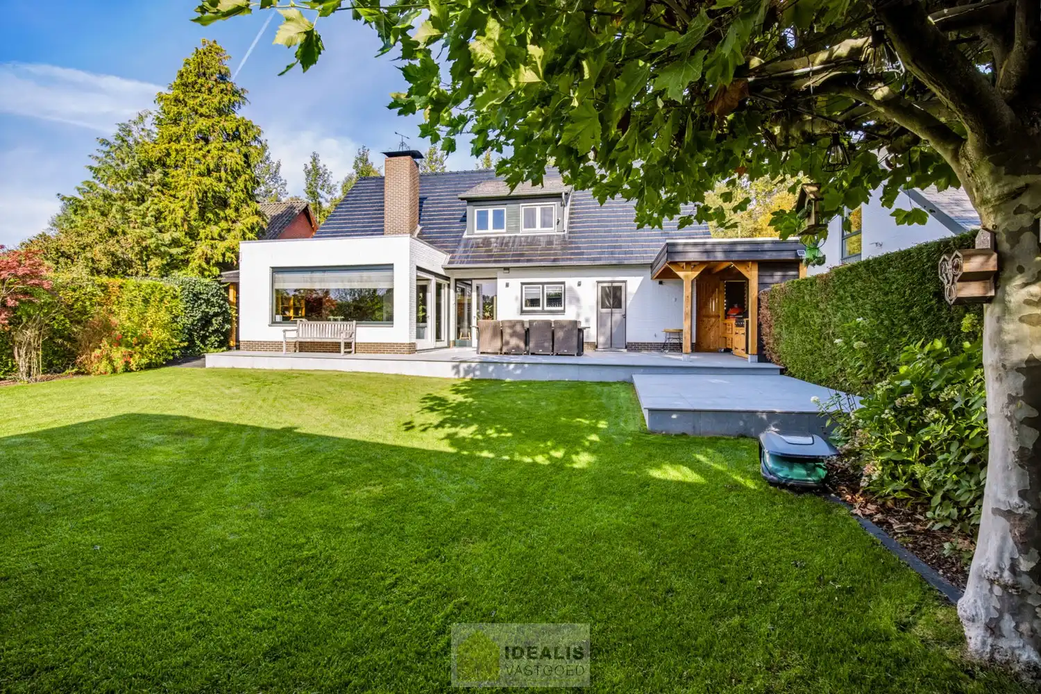 IDEALIS VASTGOED – EEN HUIS OM VERLIEFD OP TE WORDEN! DEZE PRACHTIGE INSTAPKLARE (LEVENSBESTENDIGE) VILLA MET EEN HEERLIJKE LICHTRIJKE LEEFRUIMTE VOORZIEN VAN EEN OPEN KEUKEN, 5 SLAAPKAMERS, 2 BADKAMERS, EEN PERFECT AANGELEGDE TUIN IN ALLE PRIVACY, UITGERUST MET EEN GOED VOORZIENE BUITENKEUKEN EN BIJGEBOUWEN INGERICHT VOOR WELLNESS (HOT TUB) EN BERGRUIMTE! EEN MUST VISIT VOOR ZIJ OP ZOEK NAAR MOOIE HUIZEN! foto 6