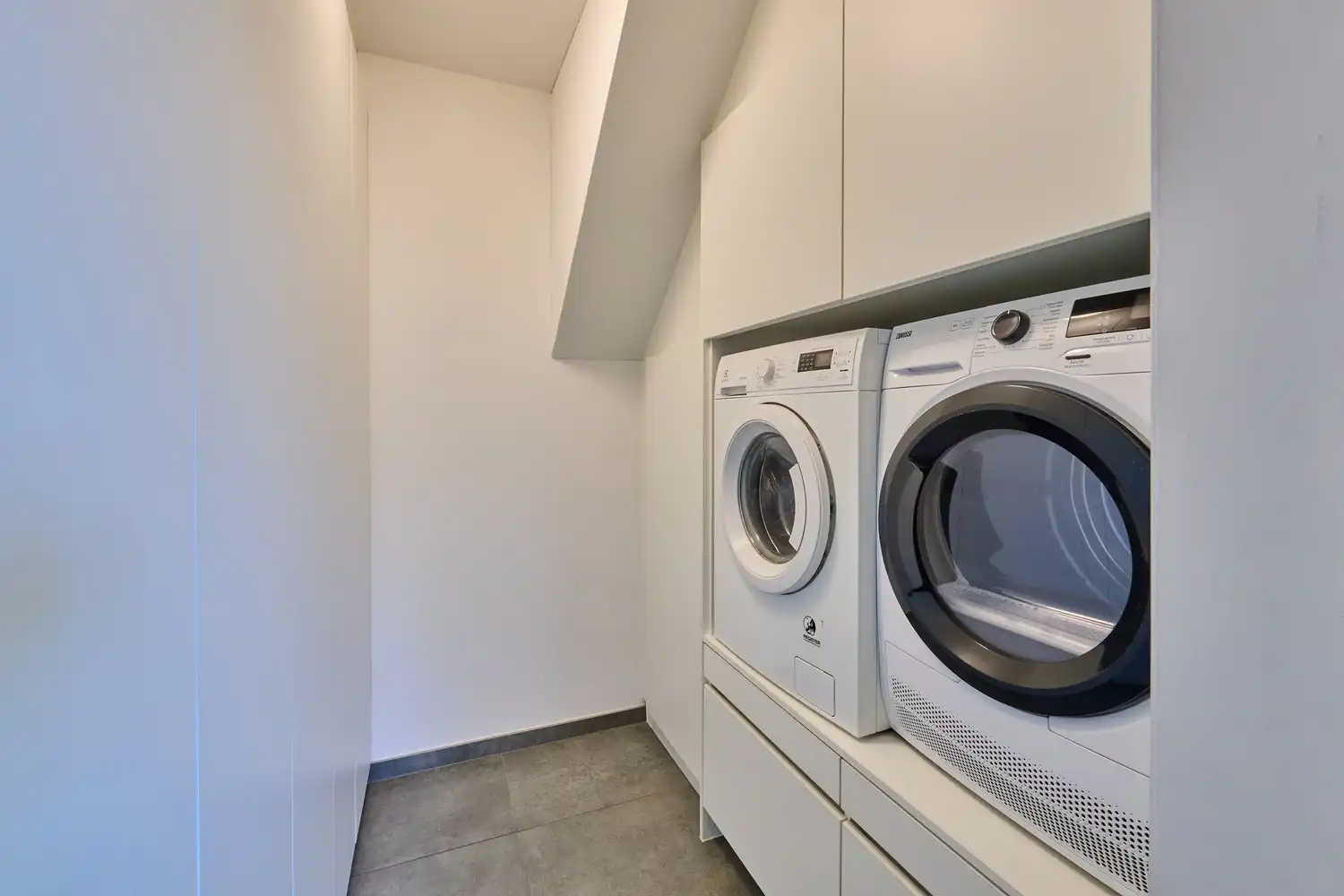 Prachtige instapklare villa met heerlijke leefruimtes voorzien van alle comfort, 4 slaapkamers, 3 badkamers, een perfect aangelegde tuin in alle privacy foto 8