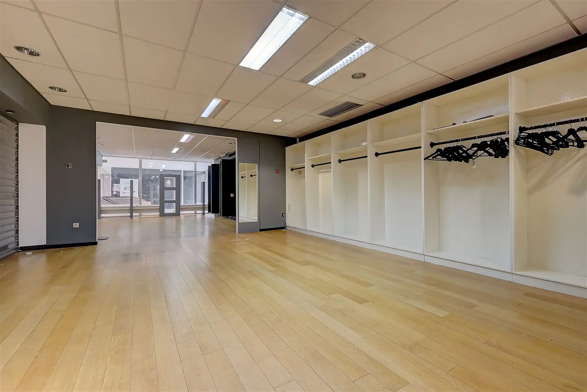 Ruim handelspand op een commerciële locatie op de Bist in Wilrijk foto 3