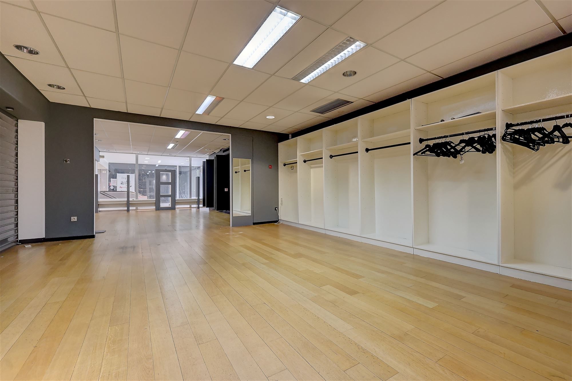 Ruim handelspand op een commerciële locatie op de Bist in Wilrijk foto 3