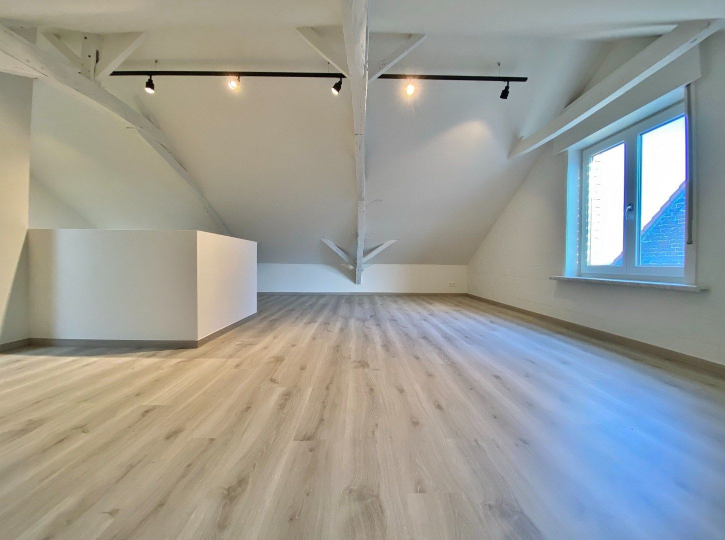 Vernieuwde woning met garage, tuin en uitweg in de dorpskern.  foto 13