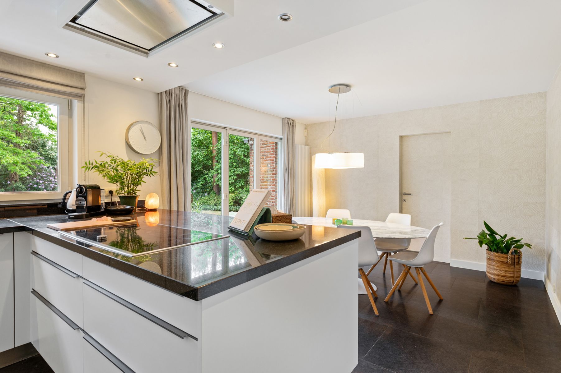 Koningshof! Ruime villa met zwemvijver op ca. 2005 m². foto 8