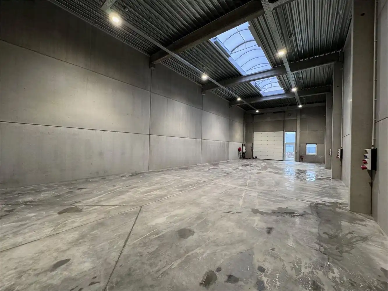 Strategisch gelegen nieuwbouw KMO-unit INCL. 4 PARKINGS. foto 2