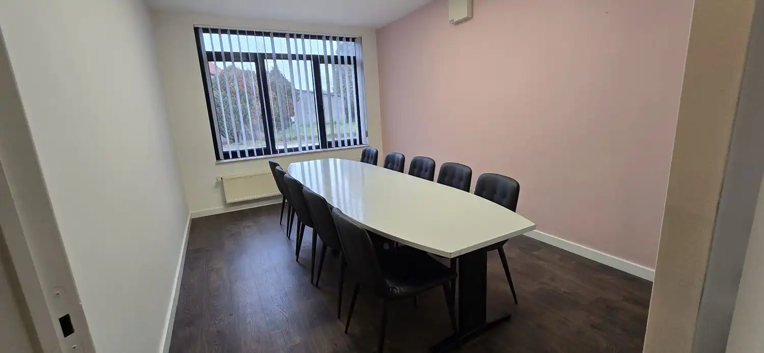 Multifunctioneel gebouw met parking, onmiddellijk beschikbaar! foto 5