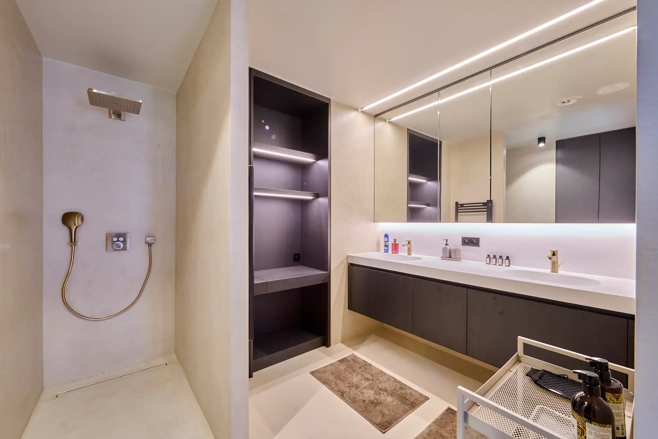LUXUEUS GEMEUBELD APPARTEMENT MET TERRAS foto 11