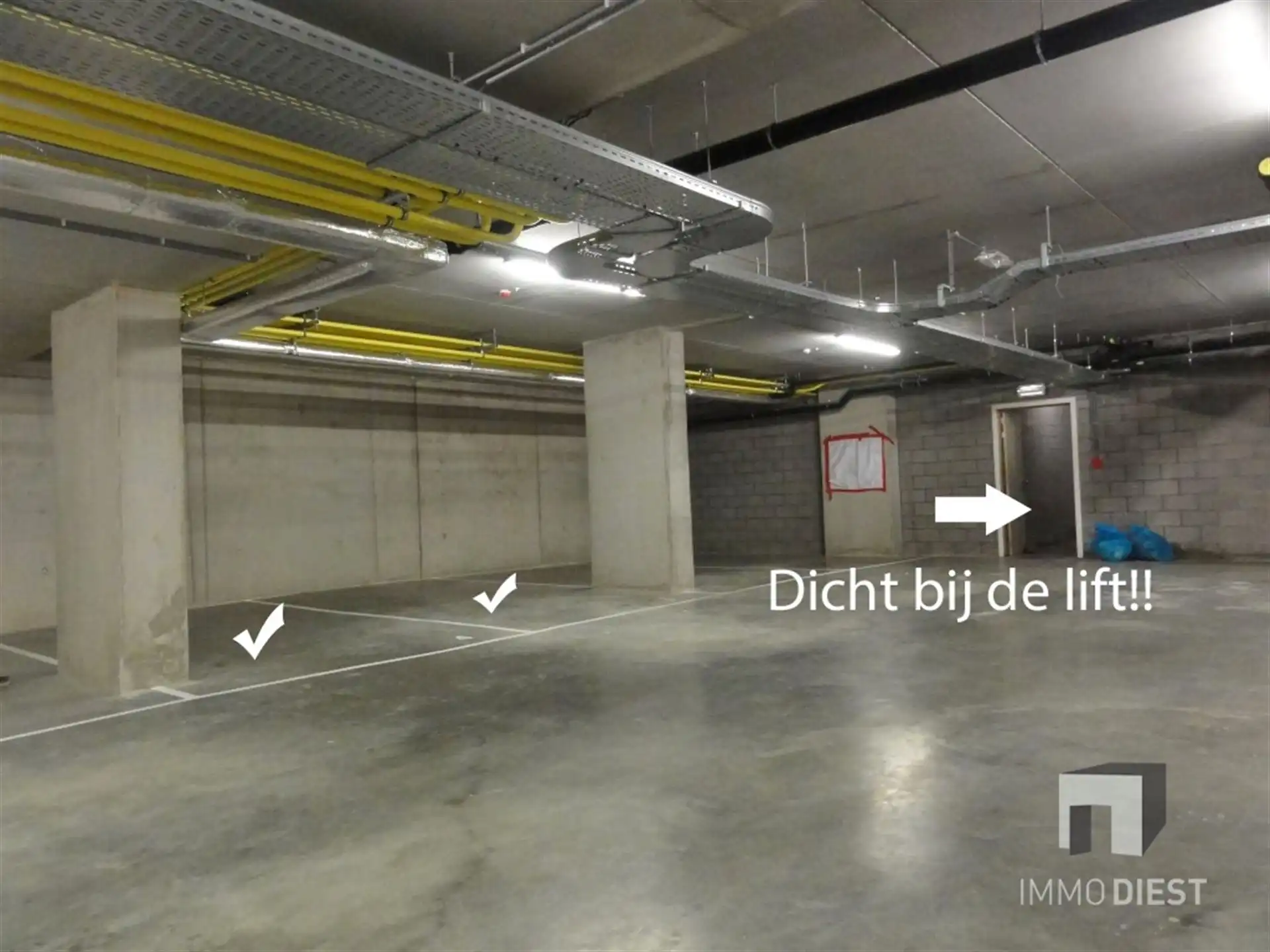 Zeer goed gelegen autostaanplaats te huur foto 2