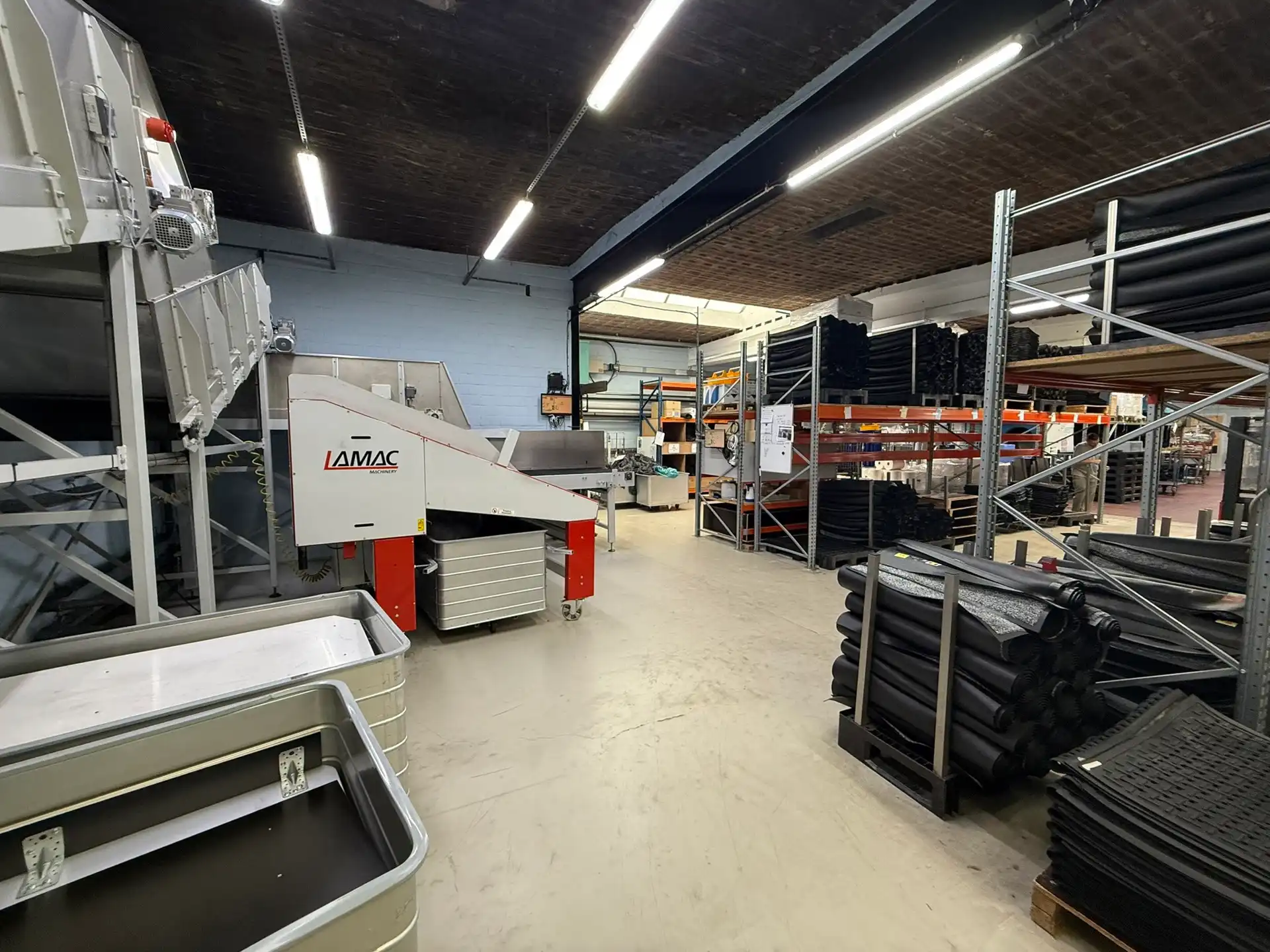 Industrieel gebouw met kantoren en buitenopslag te huur op toplocatie in Ekeren foto 11