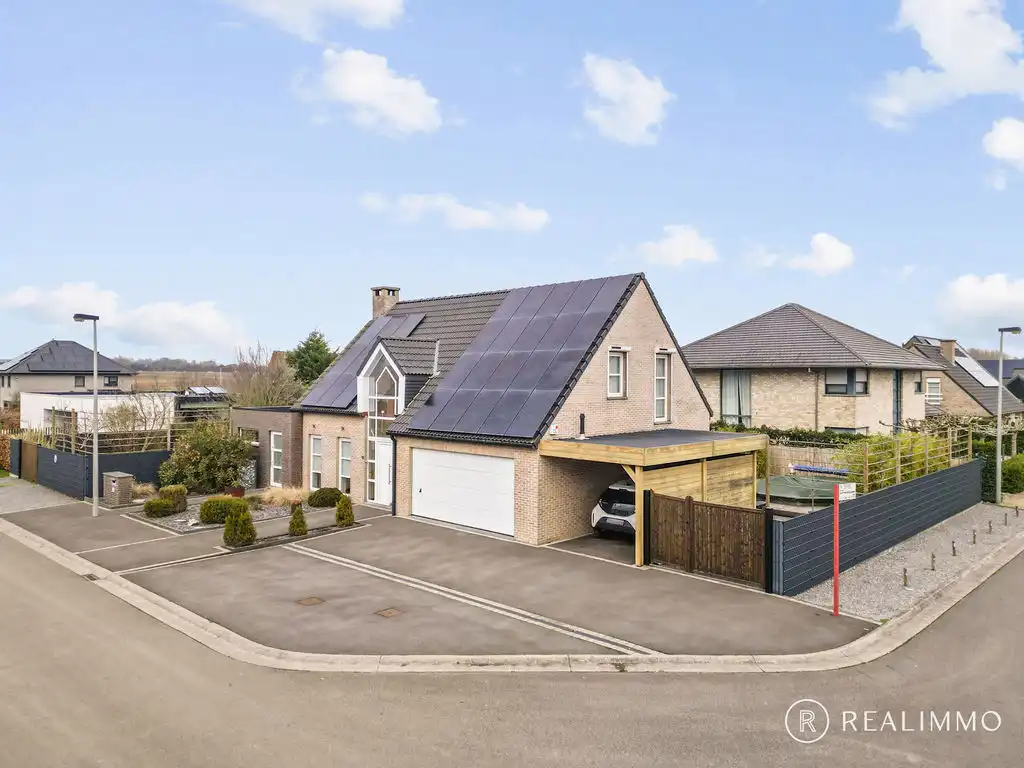 Ruime hedendaagse villa met zwembad in een gegeerde residentiële omgeving foto 25