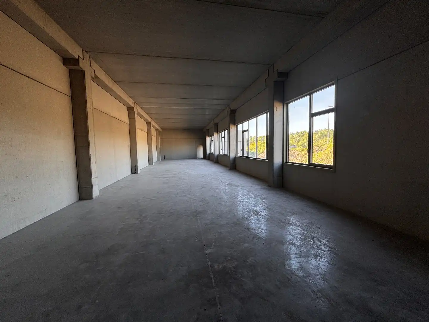 Logistieke bedrijfshal - 6834 m² & 350m² kantoren - met mogelijkheid tot 1200 m² extra kantoren. Superligging! foto 14