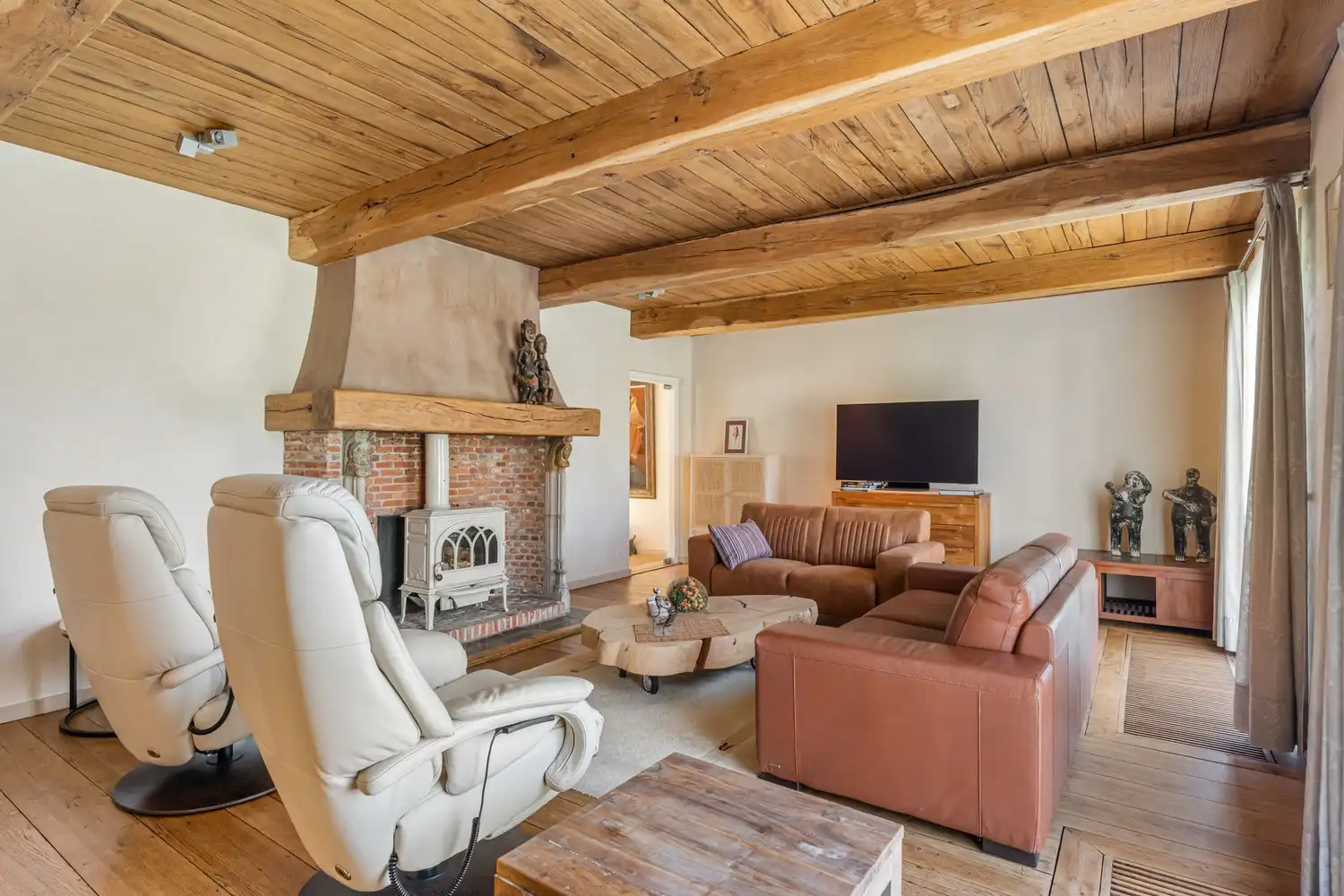 Woning met aparte praktijkruimte(opslagruimte) op strategisch gelegen locatie, instapklaar en energiezuinig! foto 4