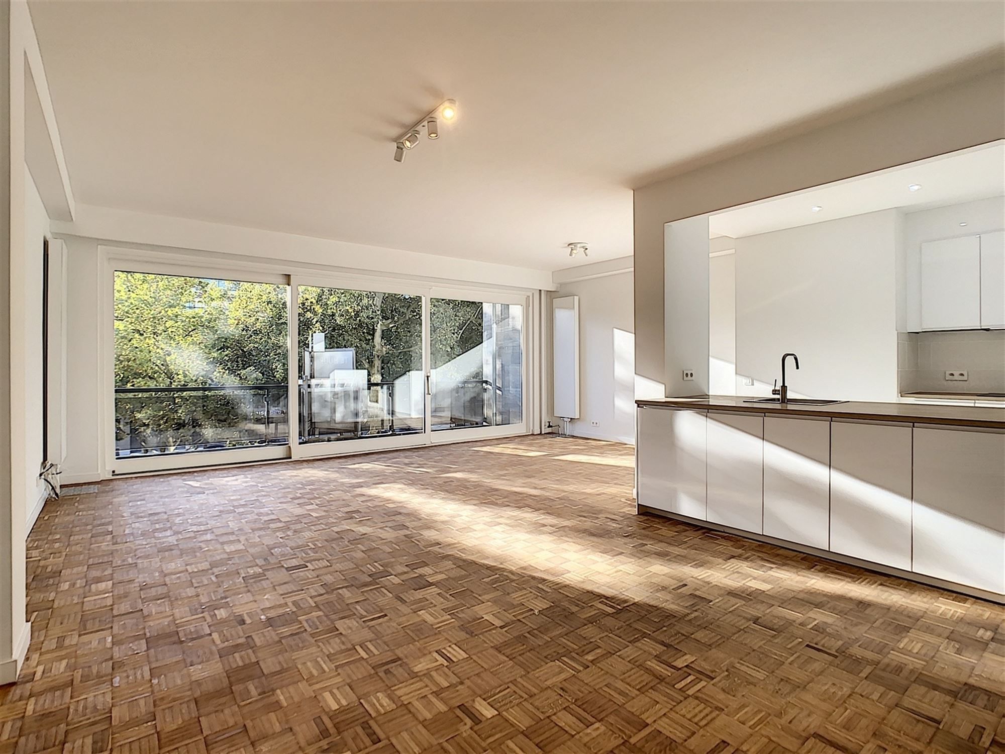 Ruim 2 slk appartement met parking op toplocatie! foto {{pictureIndex}}