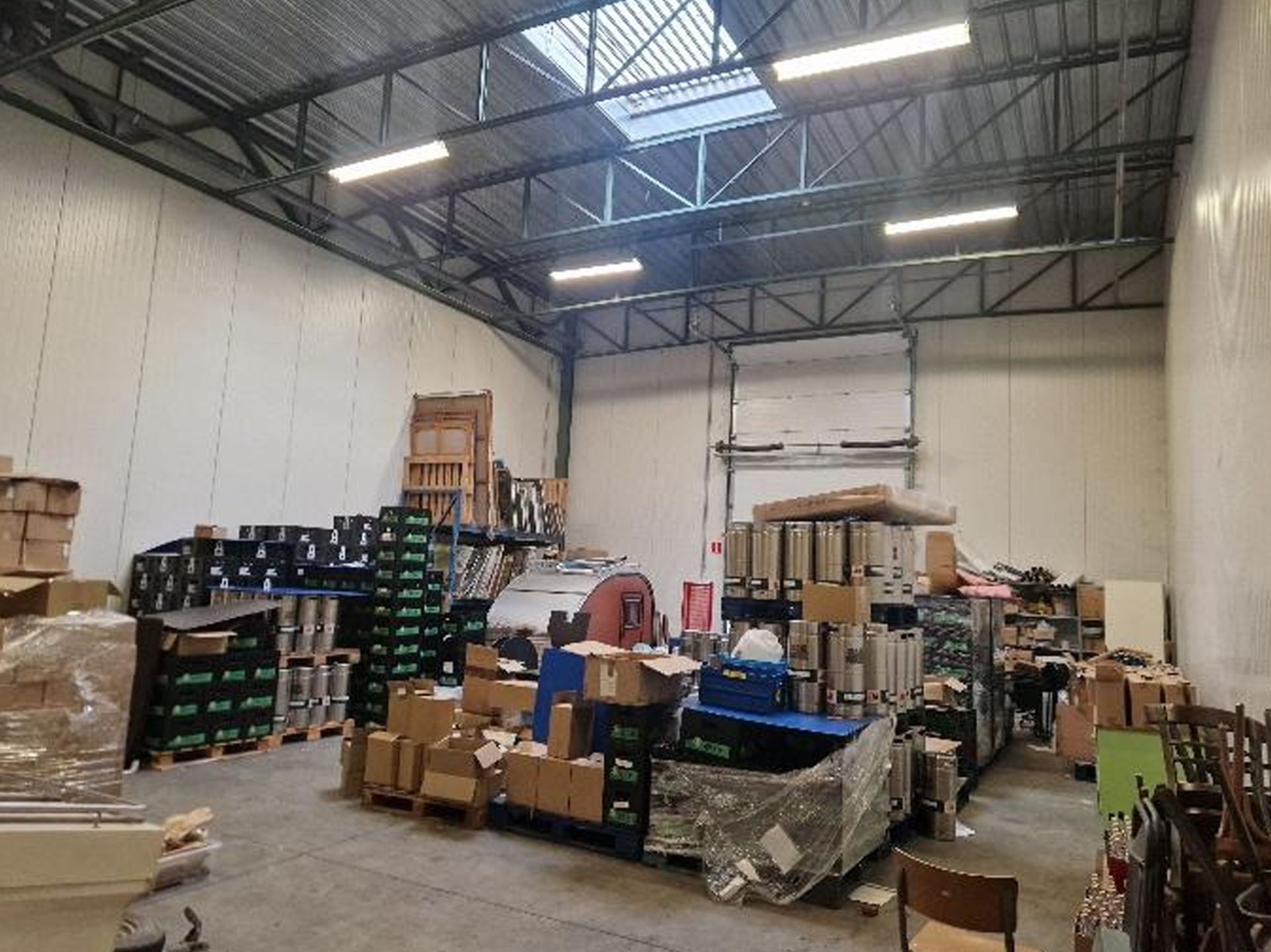 Magazijn te huur met een oppervlakte van 150 m².  foto 2