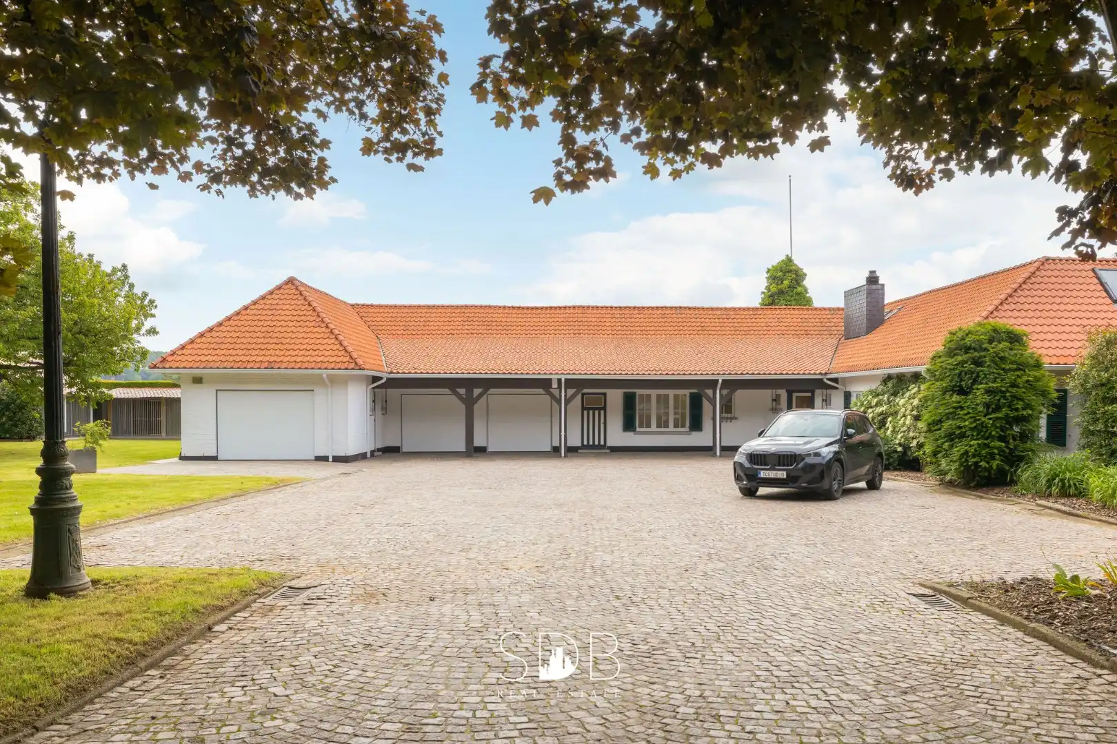 Prachtige villa met zwembad, paardenstallen, paddock en grasland op 1,3HA foto 3