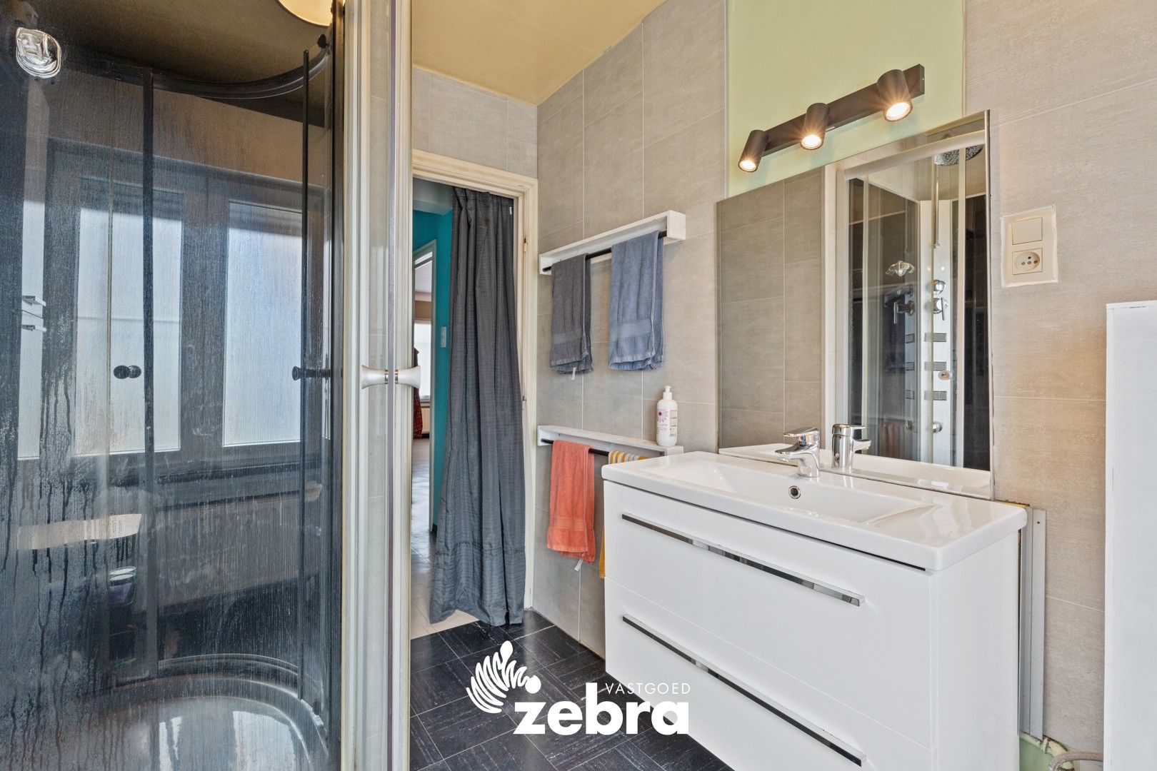 Ruime licht op te frissen woning met drie slaapkamers te Tielt! foto 17