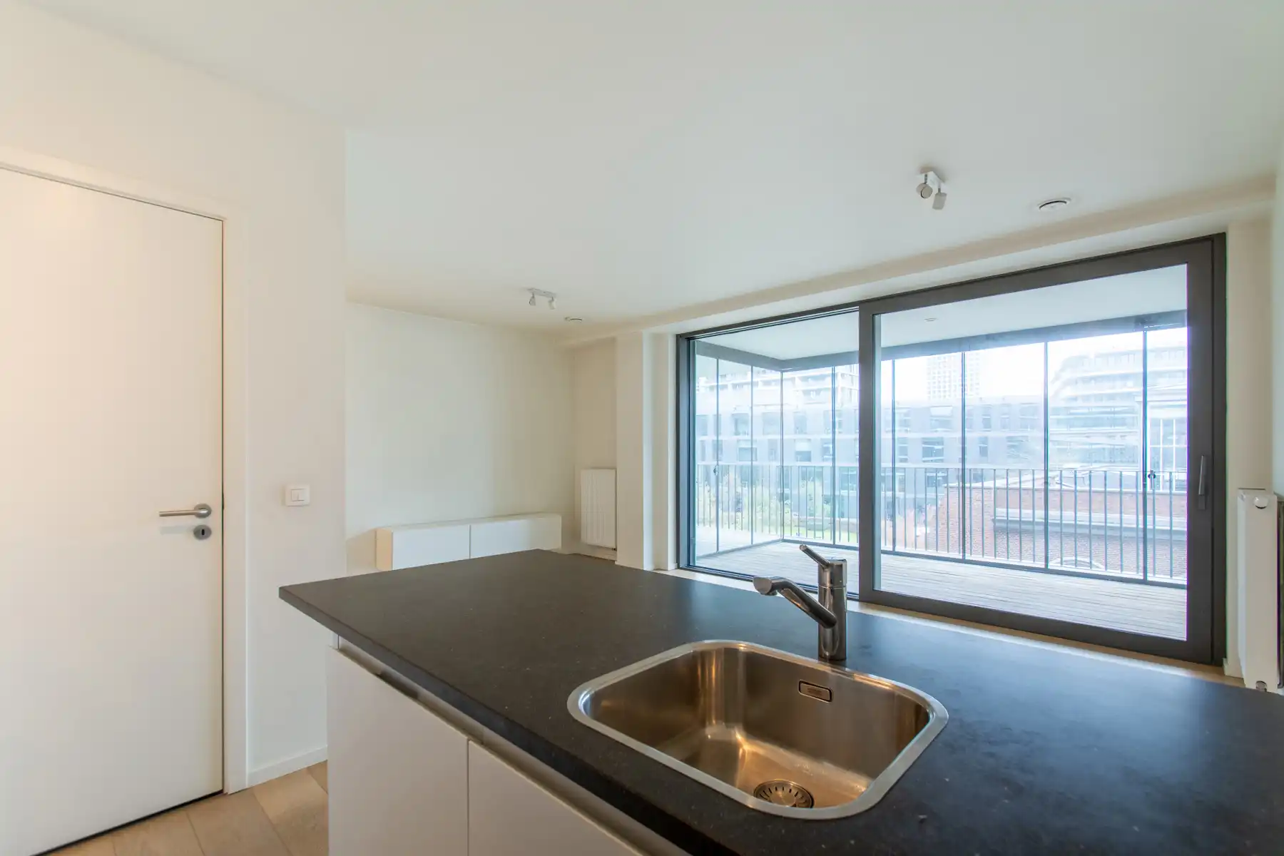 Ongemeubeld 1k appartement met prachtig terrras foto 5