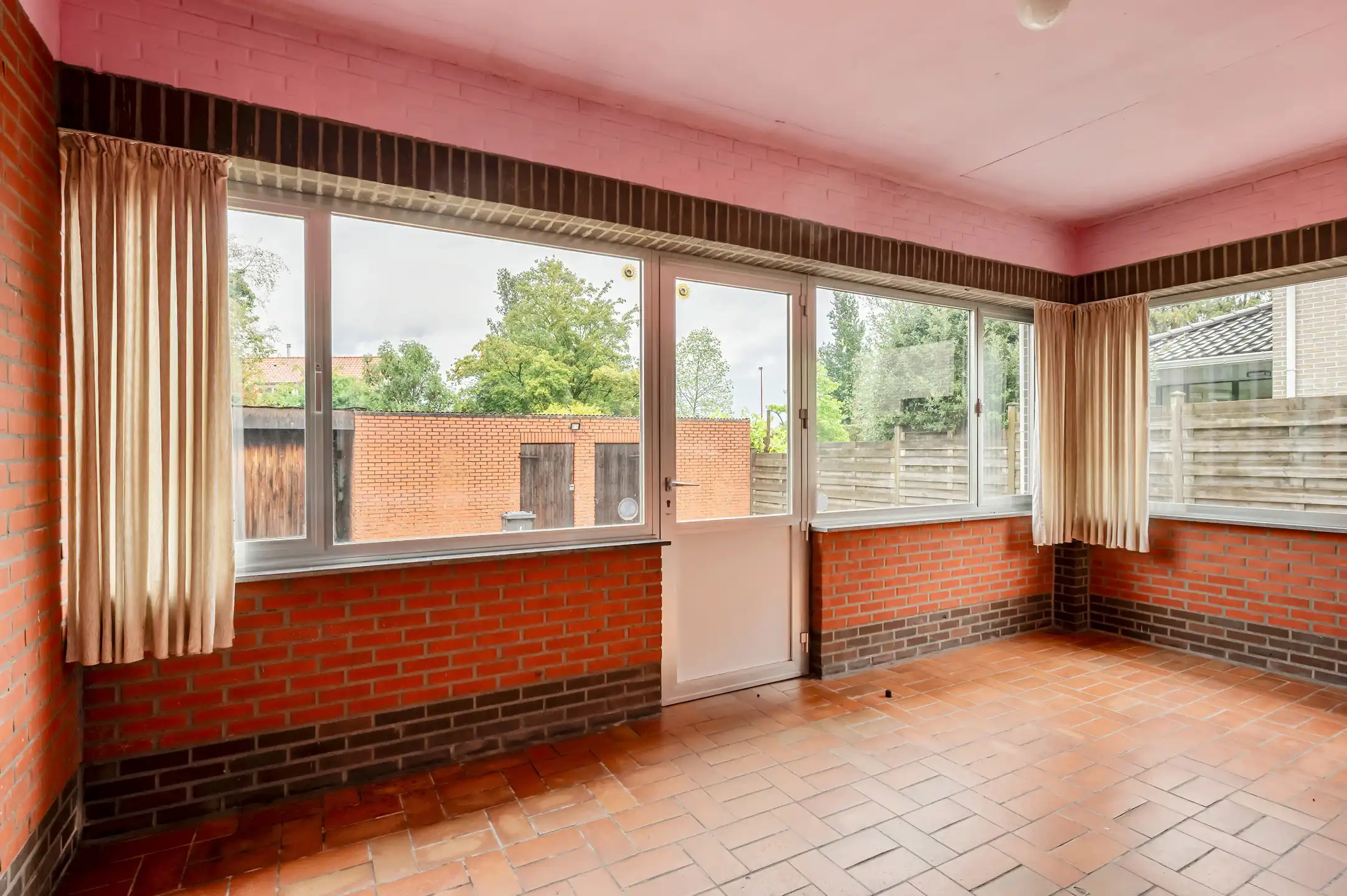 Vrijstaande renovatiewoning met 3 slaapkamers, garage en diepe tuin foto 10