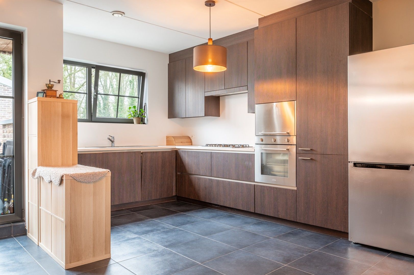 Ruim triplex appartement met berging foto 4