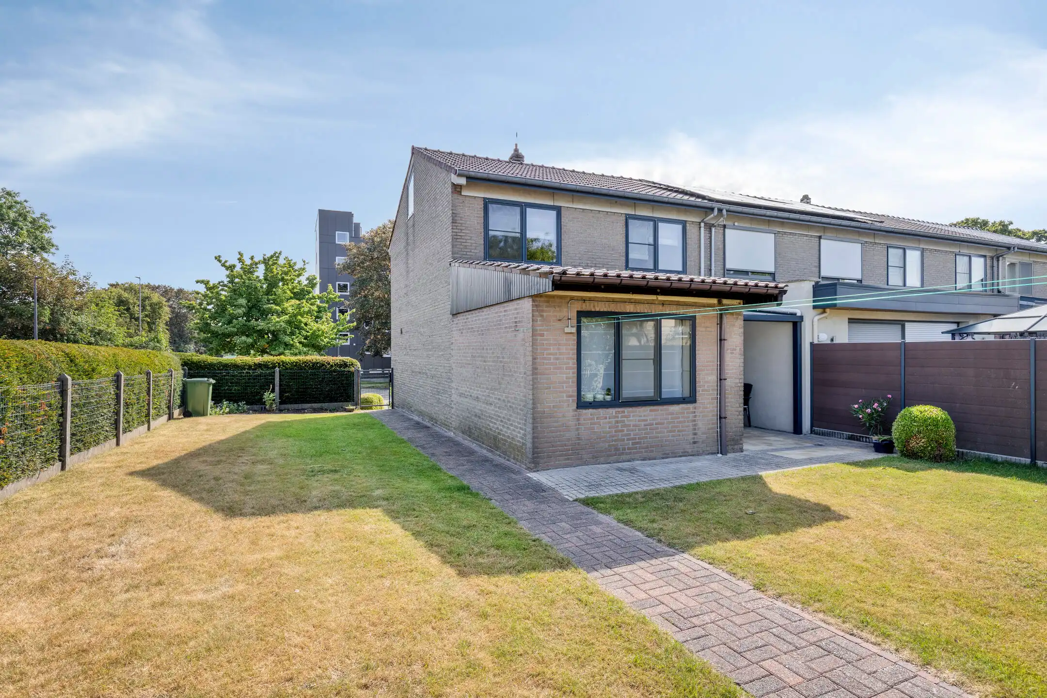 Lichtrijke 3-gevelwoning met garage op uitstekende locatie! foto 15