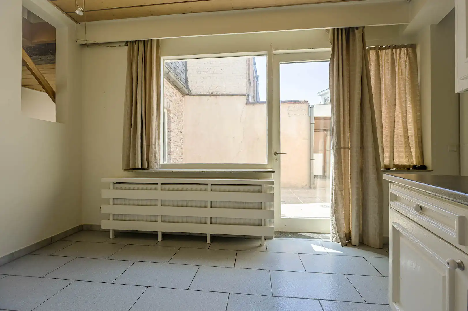 Brugs huis in de schaduw van Jeruzalemkerk, authentieke 16e-17e eeuwse gevel foto 10