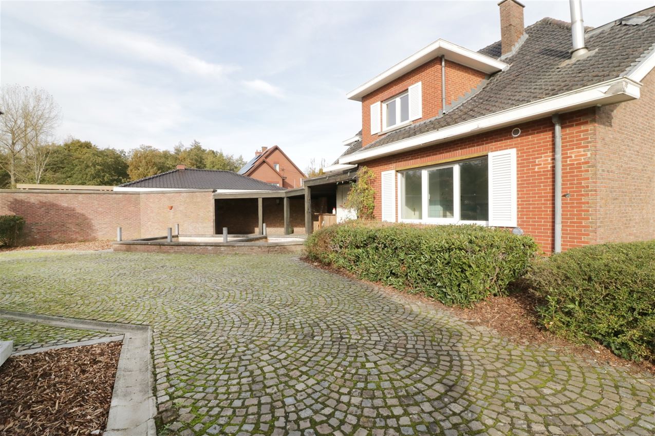 Villawoning met 4 slaapkamers en bijgebouw foto 40