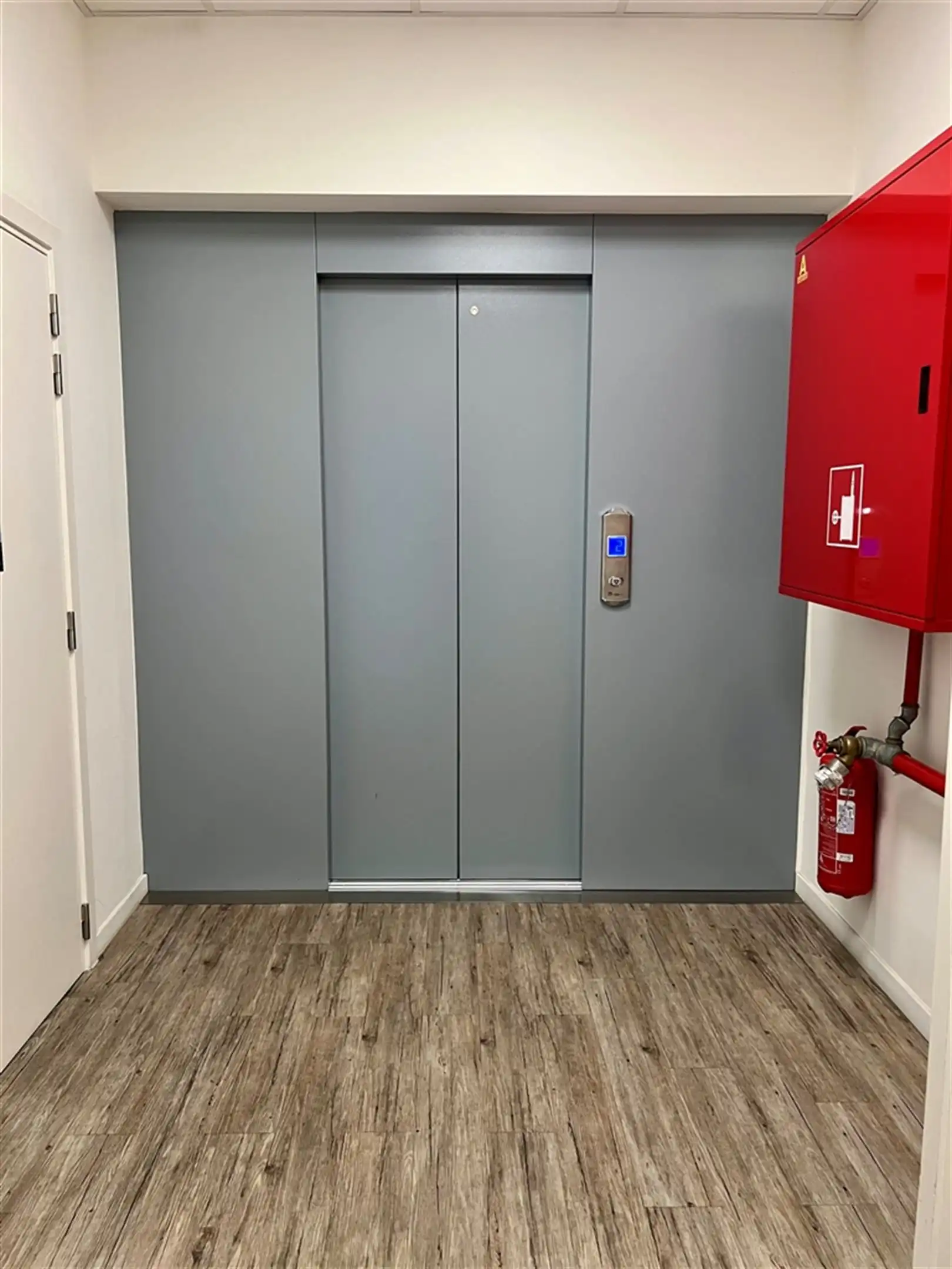 Afgewerkt kantoor aan de Gentse voorhaven foto 8