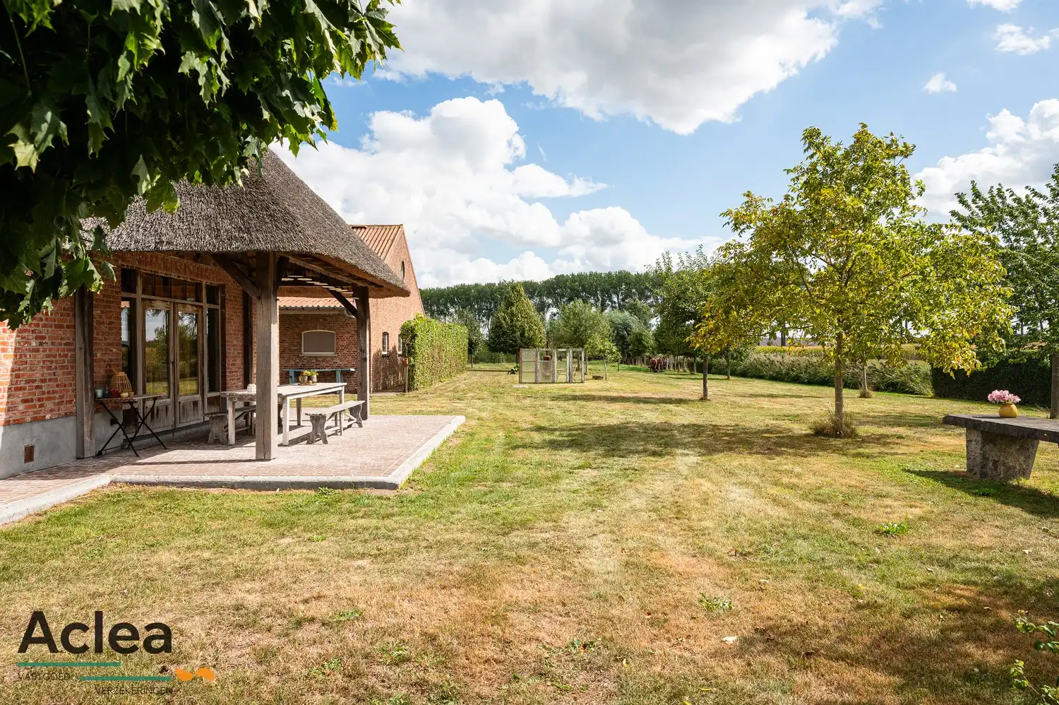 Karaktervol landhuis met paardenstal op 5.943m² in een groene omgeving foto 2
