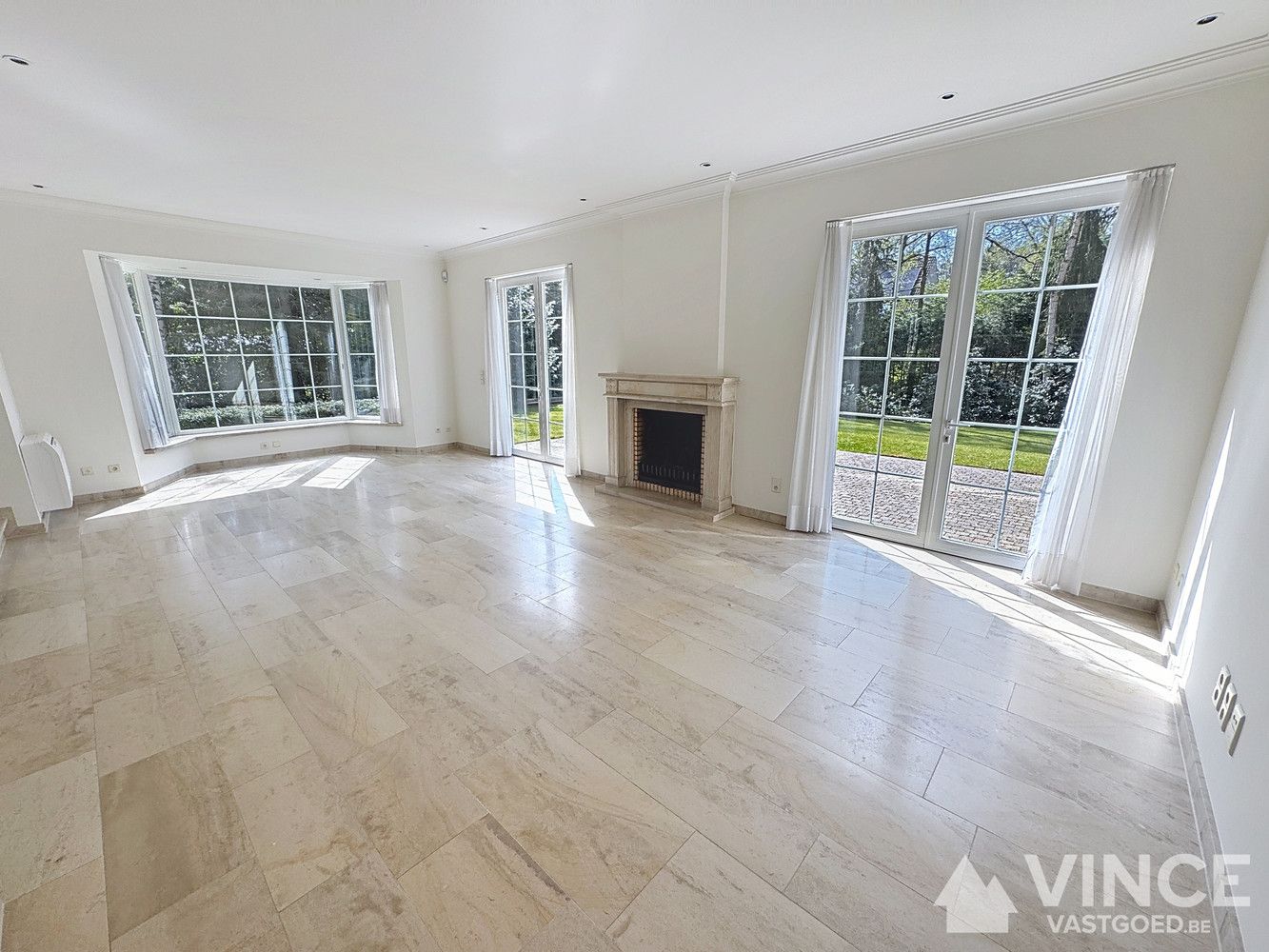 Prachtige villa in een rustige straat, omringd door groen foto 6