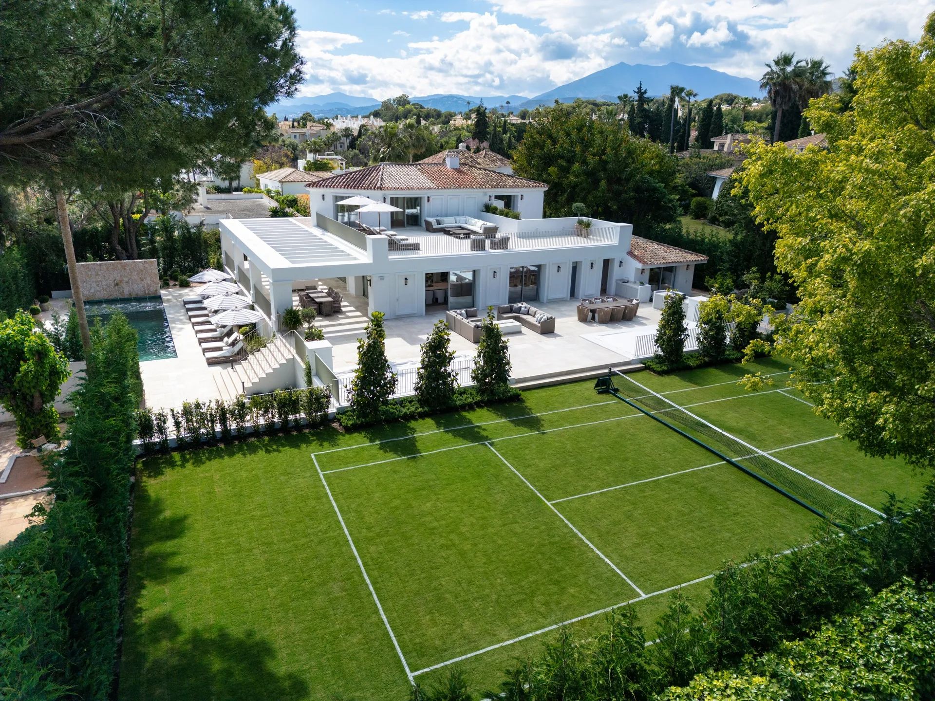 Iconische villa in Marbella’s toplocatie – instapklaar meesterwerk met tennisbaan, spa en cinema foto 25