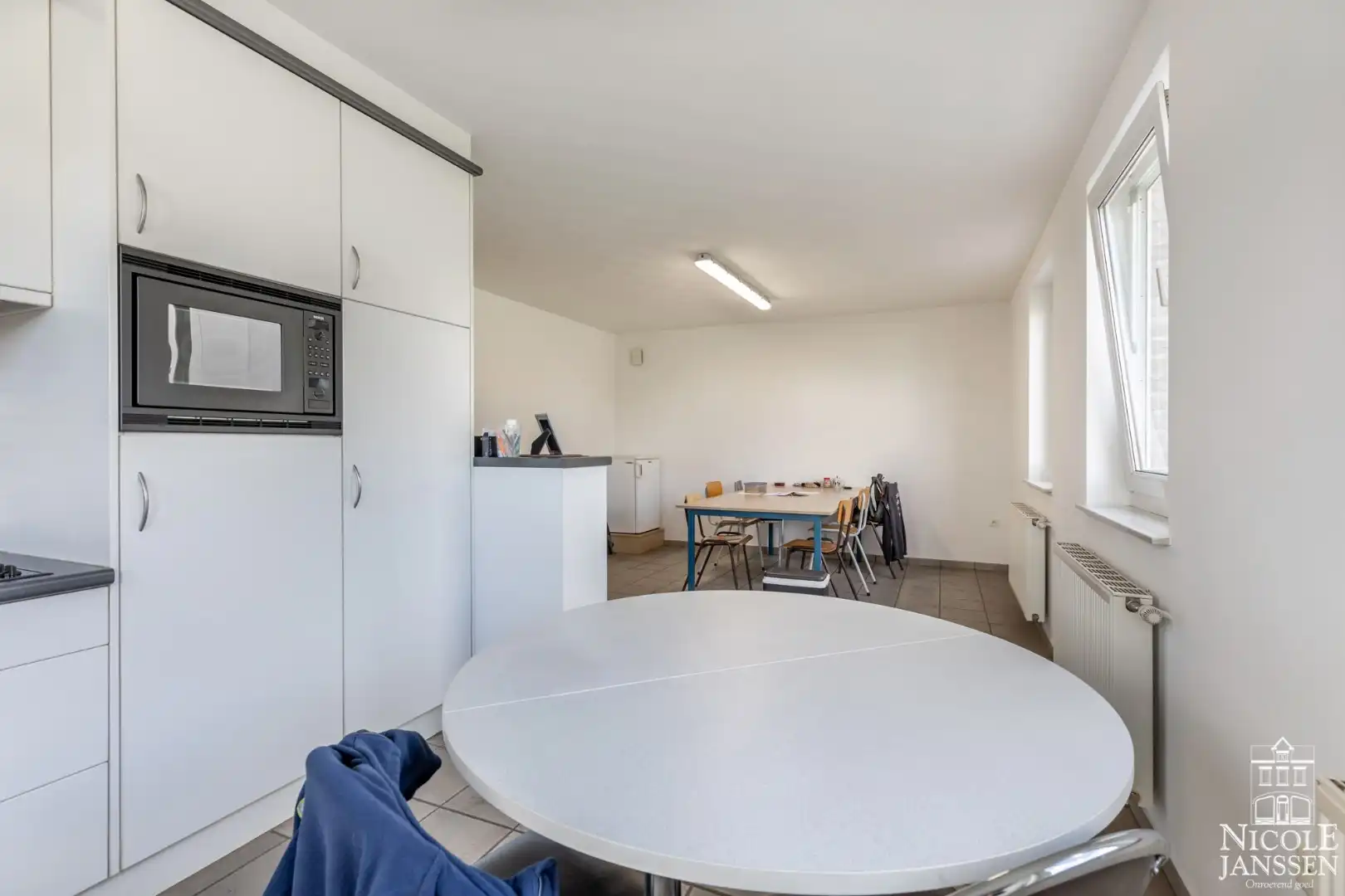 Bedrijfshal met kantoorruimte gelegen op de KMO-zone Kleine Heide. foto 18