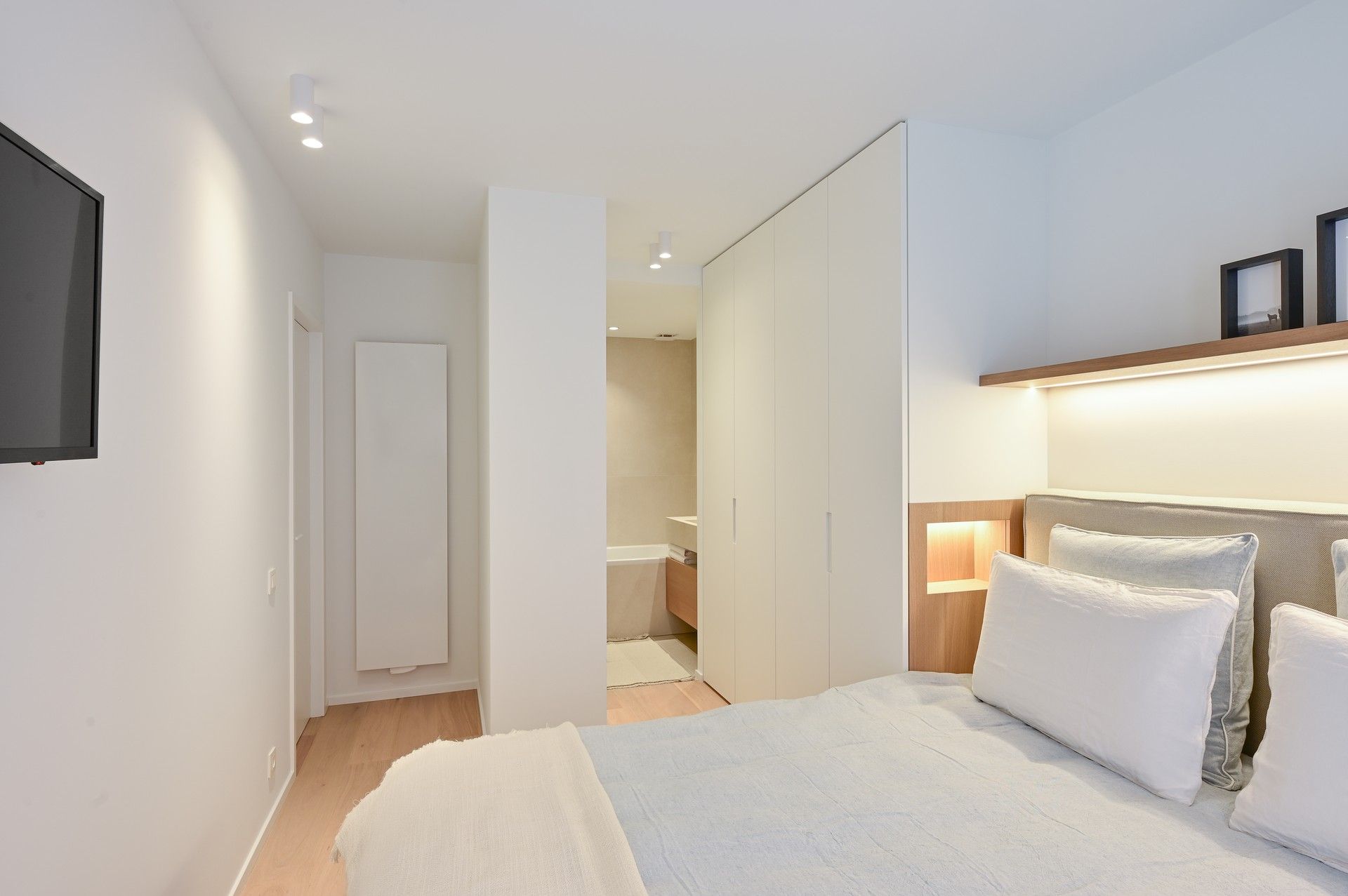 Toprenovatie met 3 slaapkamers en zijdelings zeezicht foto 11